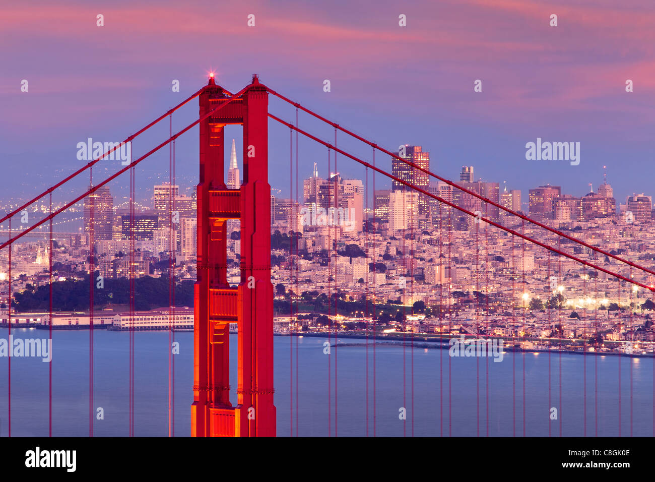 Dämmerung über San Francisco über die Golden Gate Bridge, Kalifornien USA Stockfoto