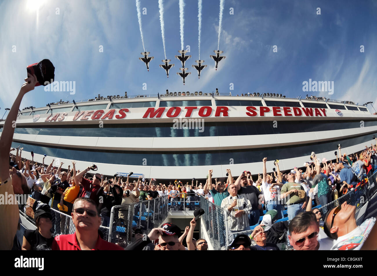 Die US Air Force Air Demonstration Squadron Thunderbirds fliegen während des NASCAR Nextel Cup-Rennens am 1. März über den Las Vegas Motor Speedway. Die Thunderbirds, die sich auf dem Luftwaffenstützpunkt Nellis in Nevada befinden, beginnen ihren Zeitplan für 2009 am 21. März Stockfoto