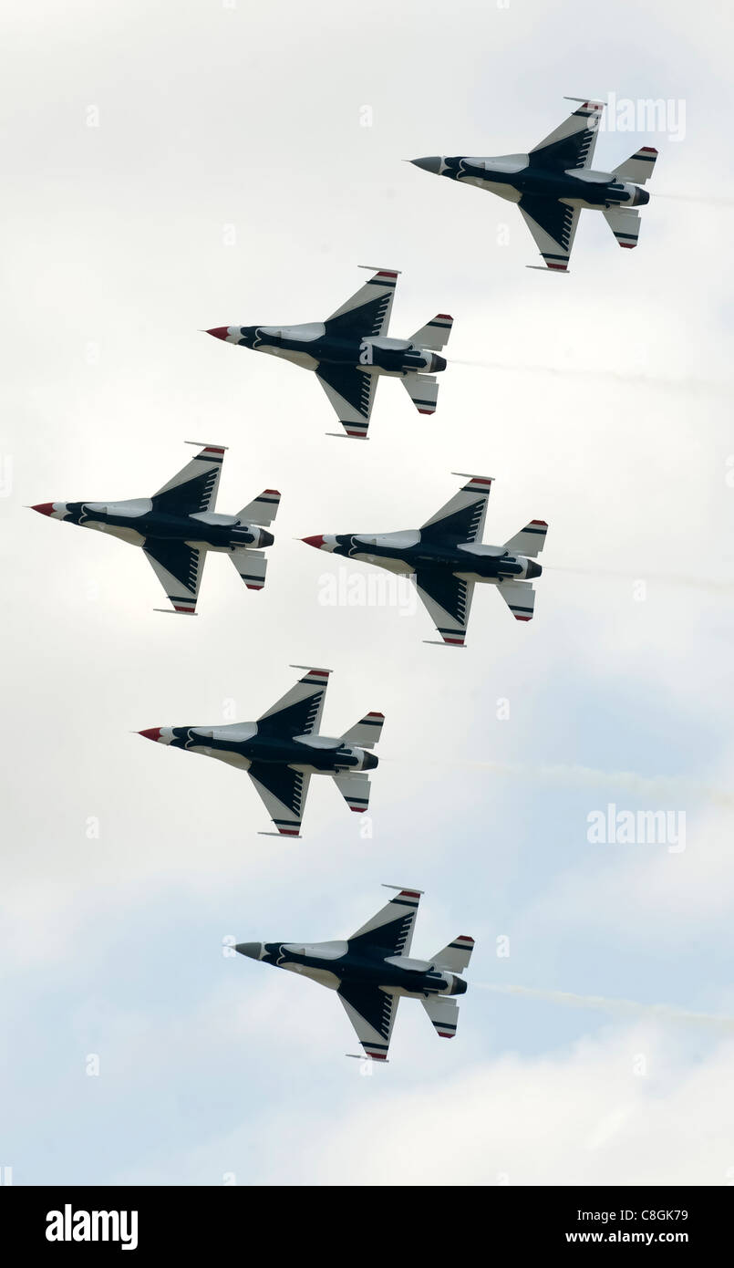 Das Thunderbird-Alleinflugzeug (oben und unten in der Formation mit grauen Radomen) schließt sich der Thunderbirds-Diamantformation an, um die Delta-Formation mit sechs Schiffen am 4. April auf der Keesler Air Force Base, Missa, zu bauen. Stockfoto