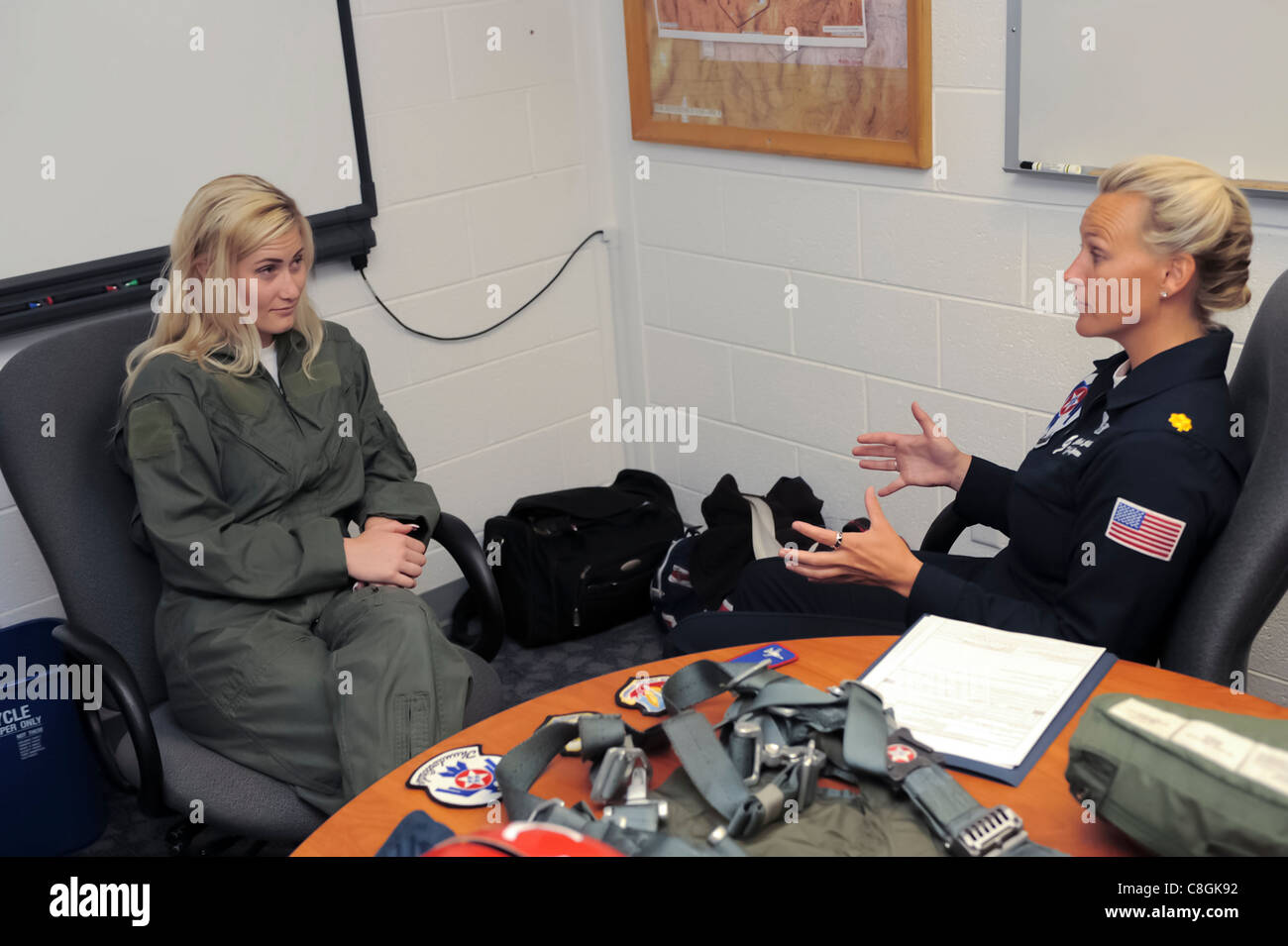 Megan Funk, Lehrerin der zweiten Klasse an der Majestic Elementary School in Ogden, Utah, erhält am 4. Juni eine medizinische Untersuchung von Maj. Charla Quayle, Flugchirurg der Air Force Thunderbird. Frau Funk erhielt mehr als drei Stunden Screening, Training und Briefings auf der Hill Air Force Base, Utah, bevor sie in ihrer Heimatstadt Hero in einem Thunderbird F-16 Fighting Falcon geflogen war. Stockfoto