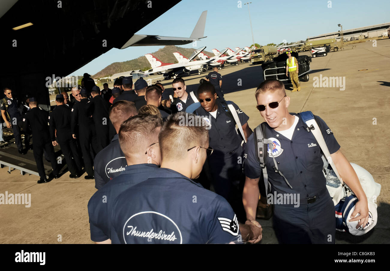 Die Air Force Thunderbirds begrüßen sich, als Mitglieder von einem C-17 Globemaster III 21. September 2009 in Townsville, Australien aussteigen. Stockfoto