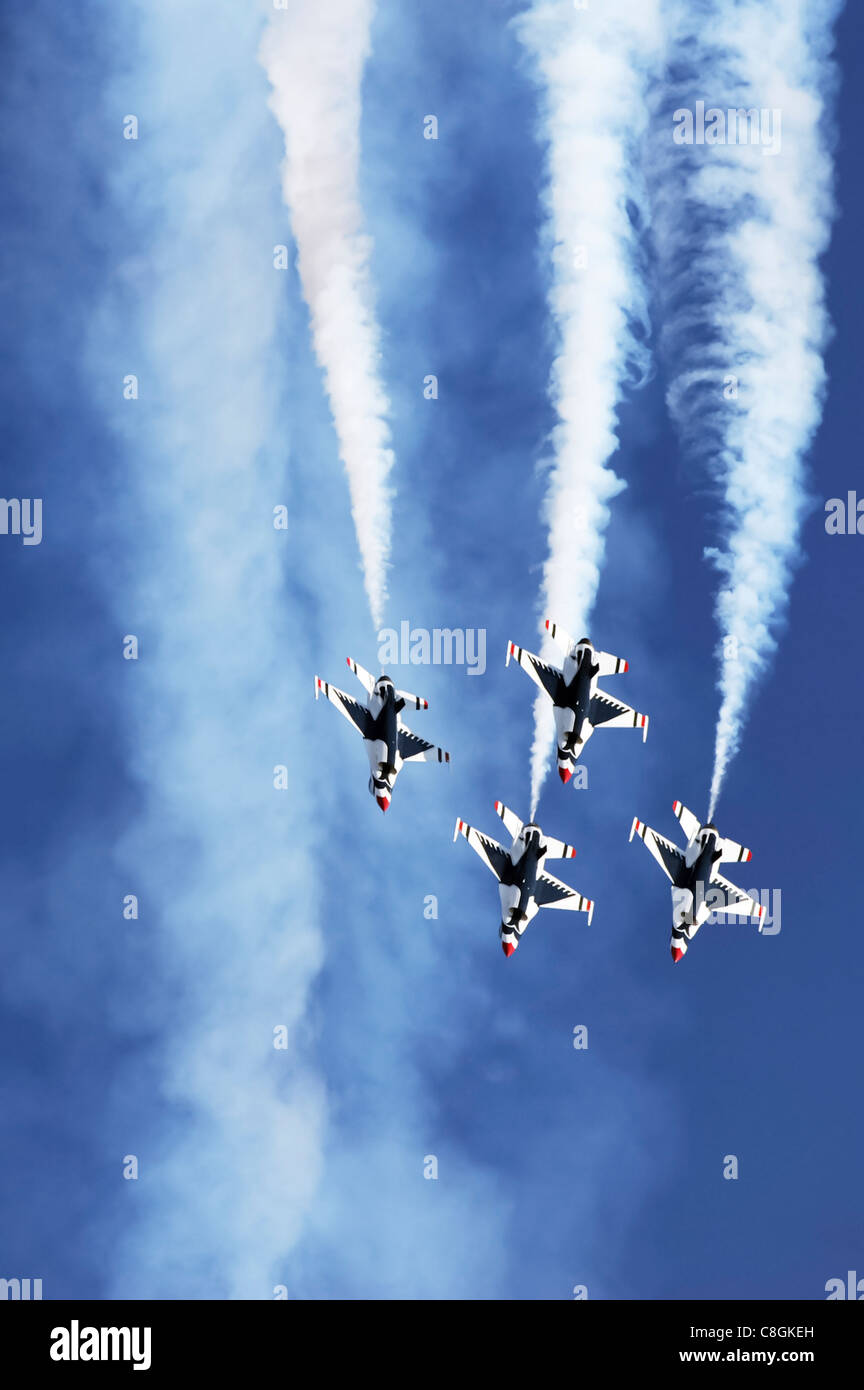 Die U.S. Air Force Thunderbirds führten eine atemberaubende Pfeilschleife mit F-16-Flugzeugen während des Open House der Nellis Air Force Base 2009 durch und zeigten die Fähigkeiten von Präzisionsfliegern und Militärflugzeugen. Stockfoto