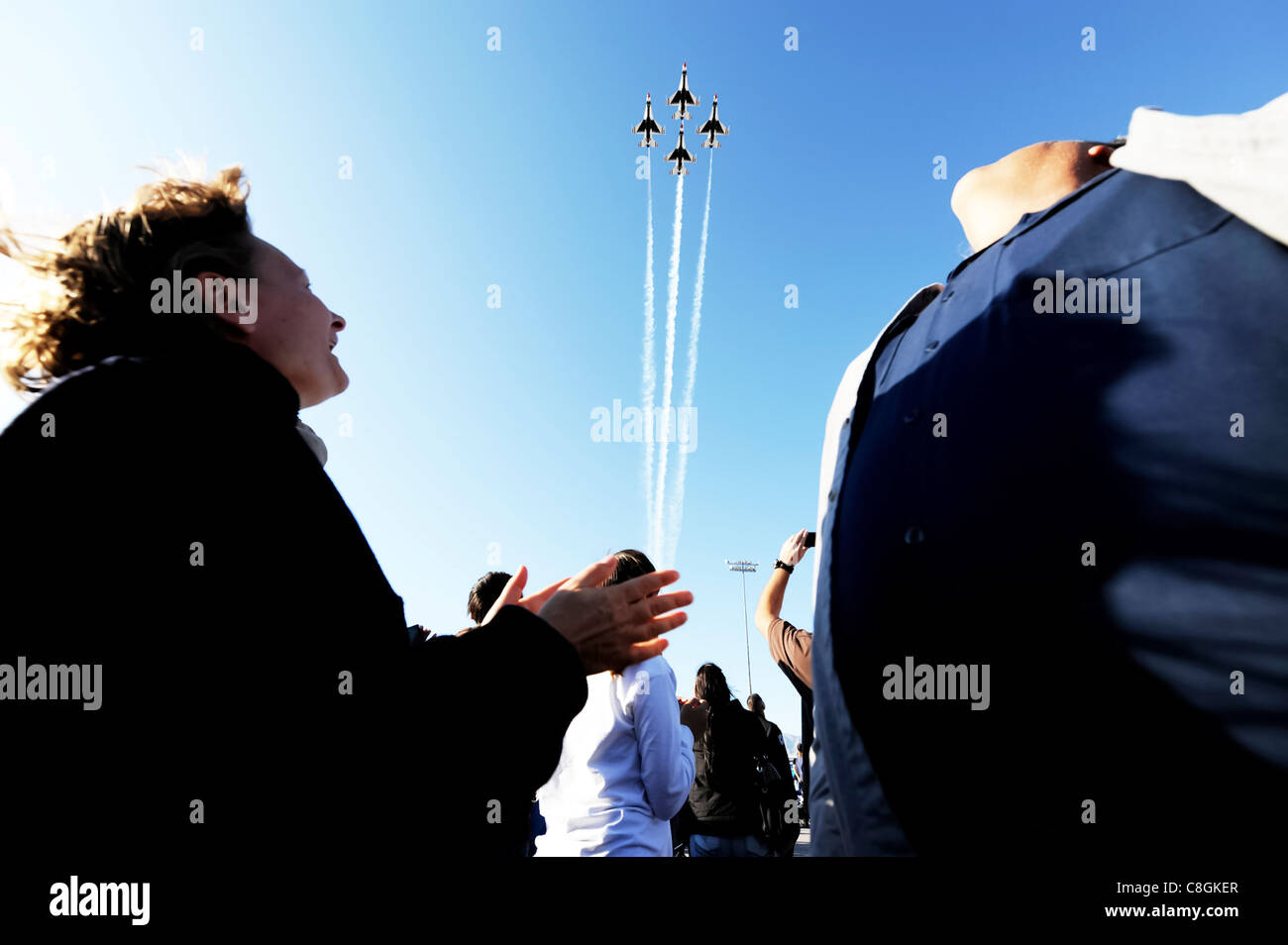 Die US Air Force Air Demonstration Squadron Thunderbirds fliegen während der Nellis Air Force Base, Nev., Air Show am 14. November 2009 über das Publikum. Das Open House dient als letzte Flugshow des Jahres für die Thunderbirds. Stockfoto