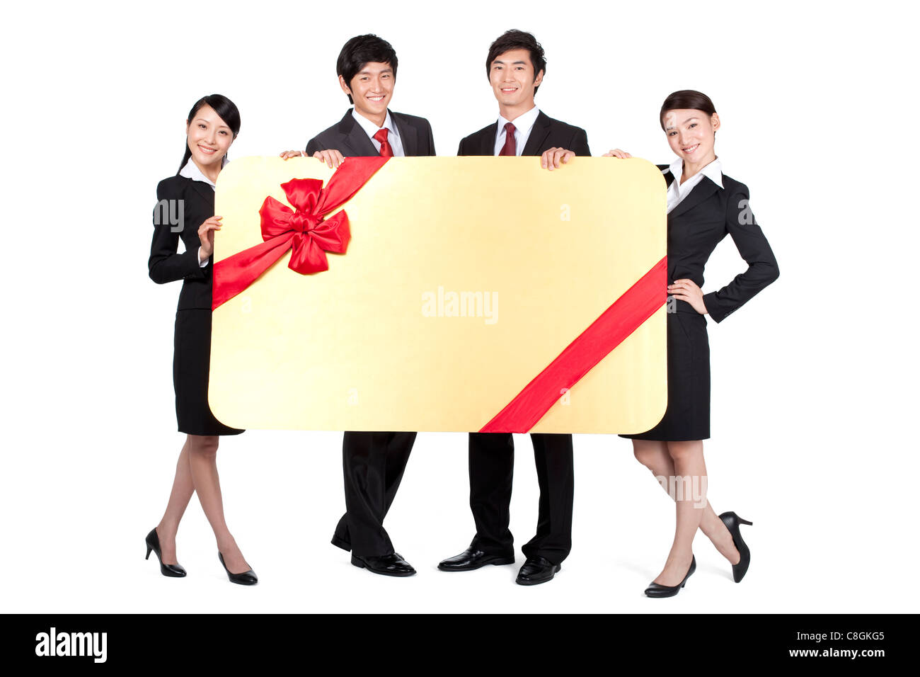 Kollegen halten eine übergroße gewickelt Karte Stockfoto