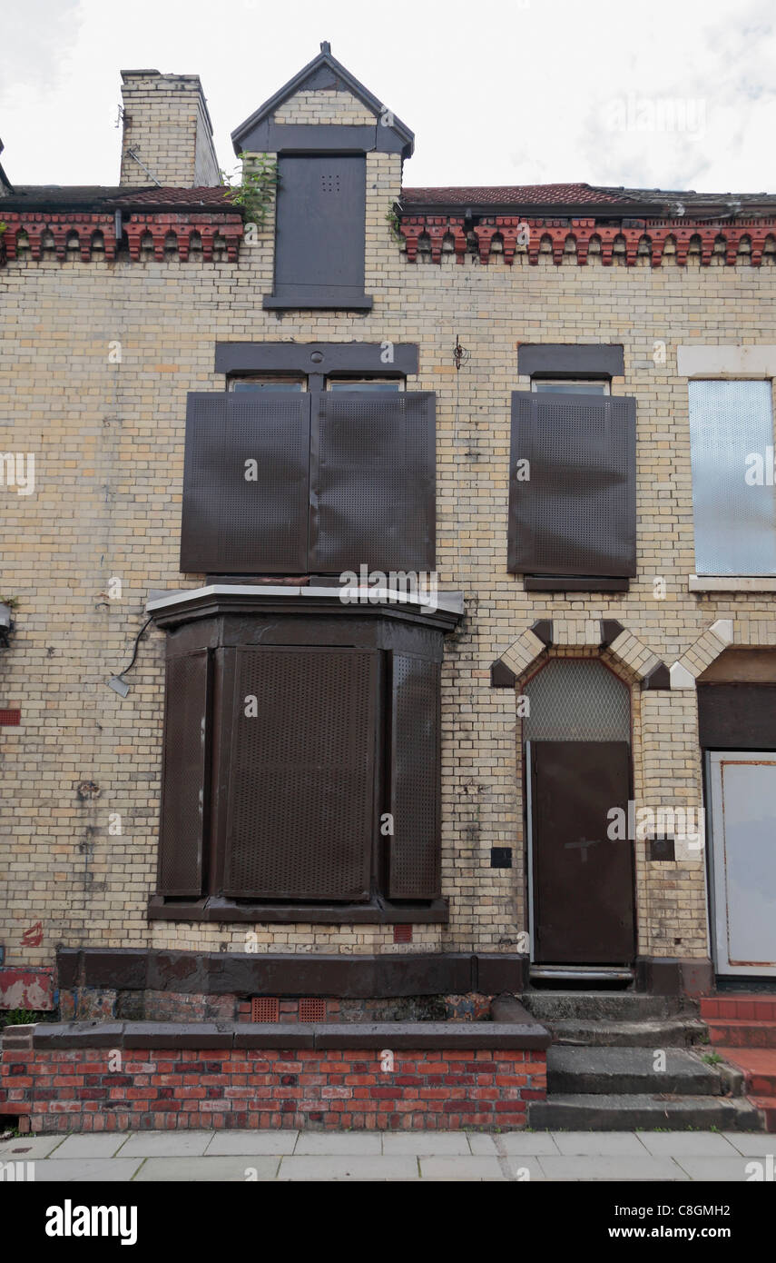 Eines von einer Reihe von vernagelten Häusern an der Lothair Road, Anfield, Liverpool. Dies ist Teil des Projekts zur Erneuerung des Gebiets Rockfield. August 2011 Stockfoto