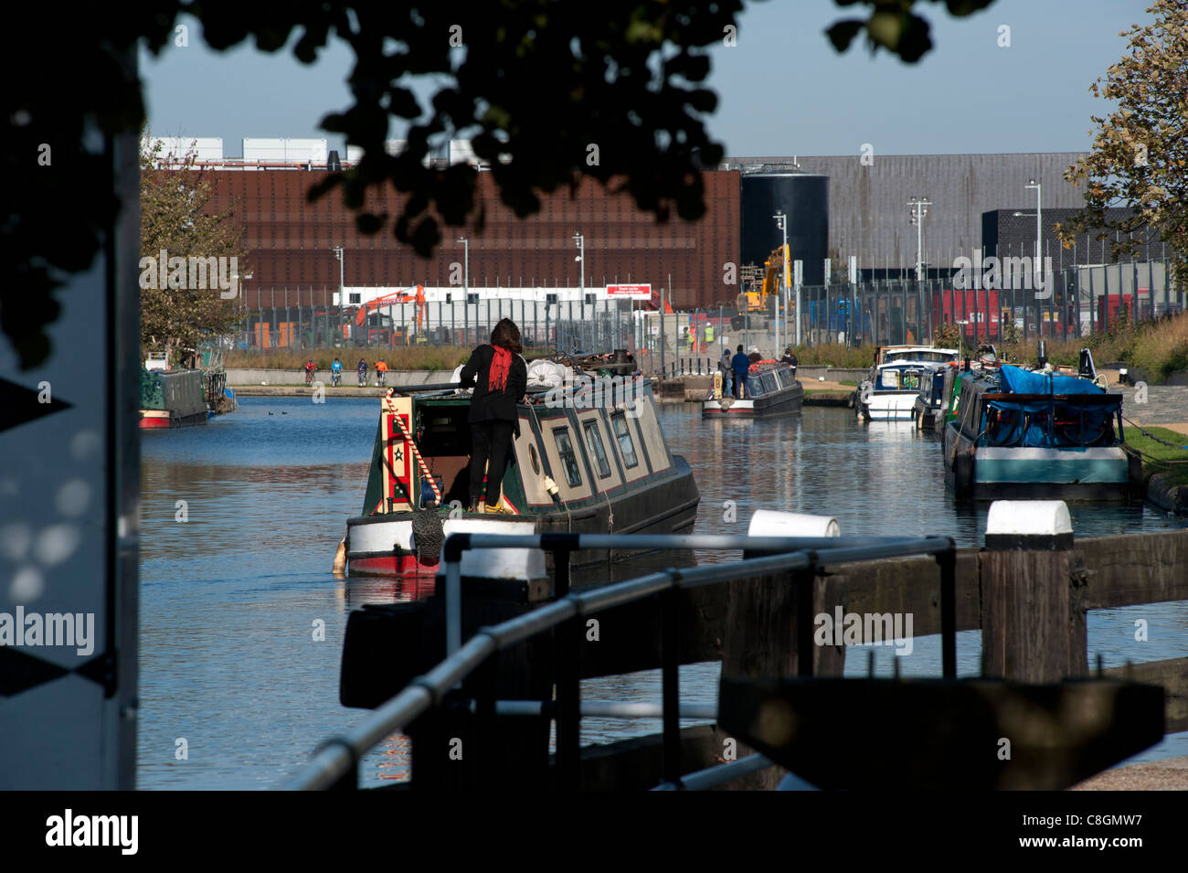 Alte Ford-Sperre für den Fluss Lea wo schmale Boote das Fluss Kanalsystem in Bogen, Stratford, London, England verwenden. Stockfoto