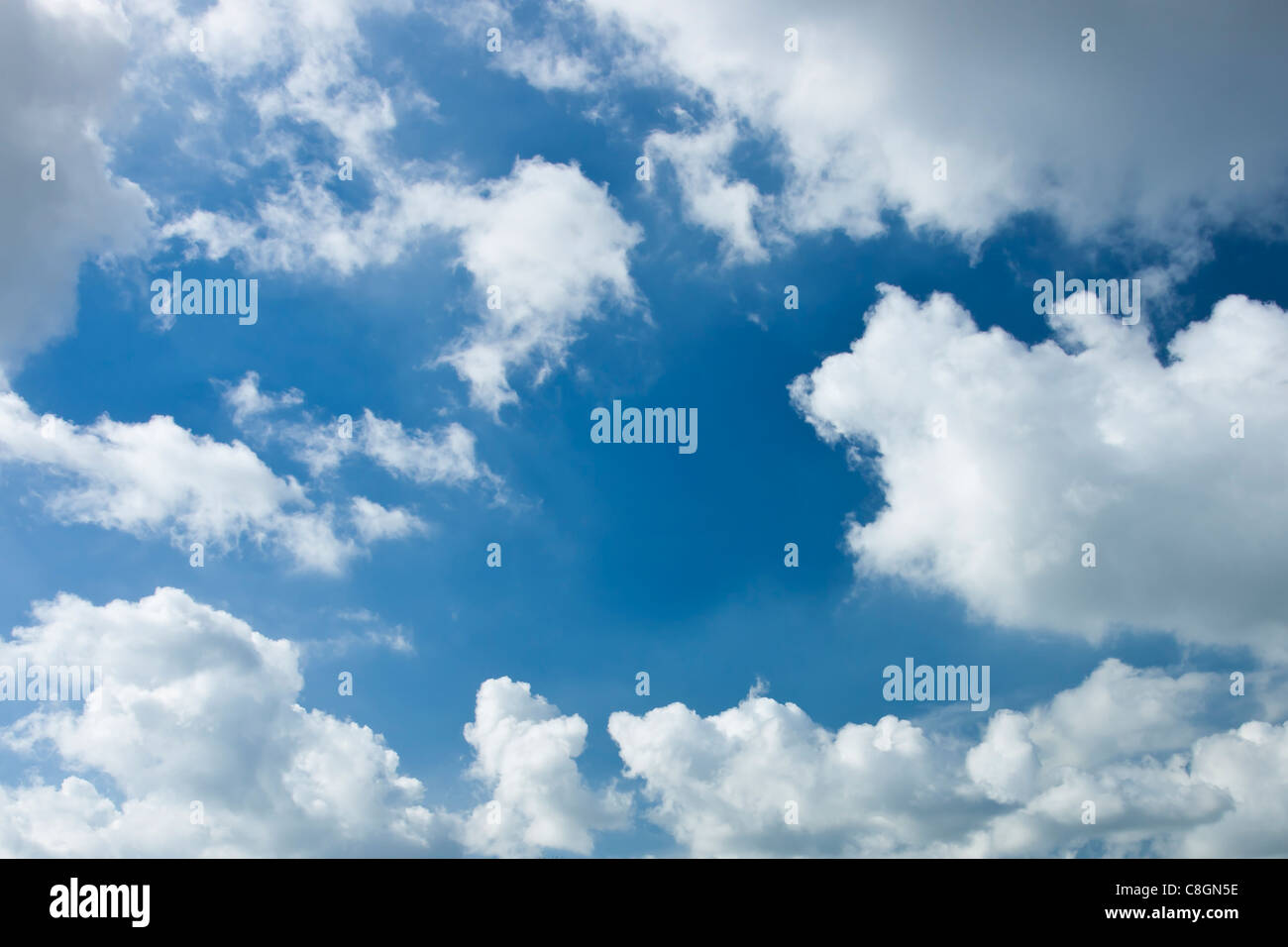 blauer Himmel mit Wolken-Hintergrund Stockfoto