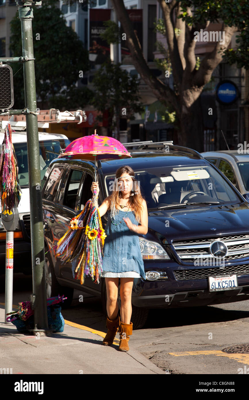 Junge Frau verkaufen Perlen im Hippie-Viertel Haight-Ashbury, San Francisco Kalifornien, USA Stockfoto