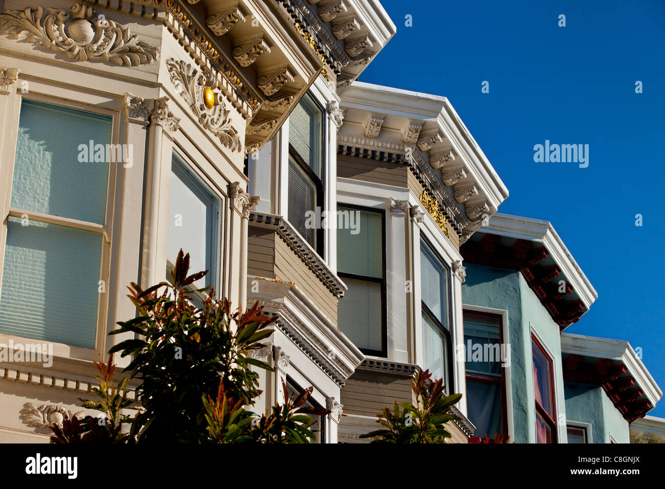 Viktorianische Häuser und Wohnungen im Bezirk Haight Ashbury in San Francisco, Kalifornien, USA Stockfoto