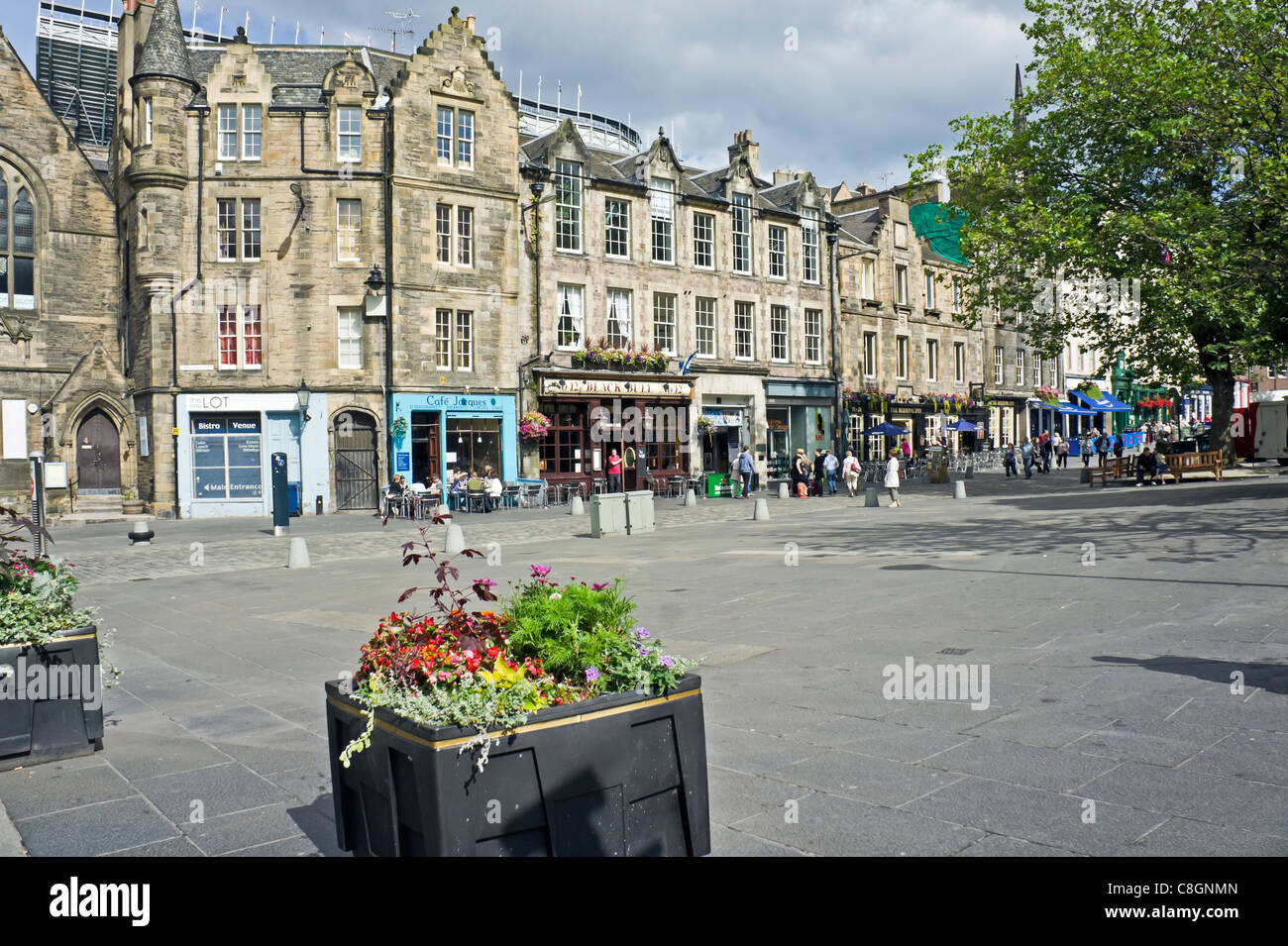 Restaurants Cafes und Geschäfte in Grassmarket Edinburgh Schottland Stockfoto