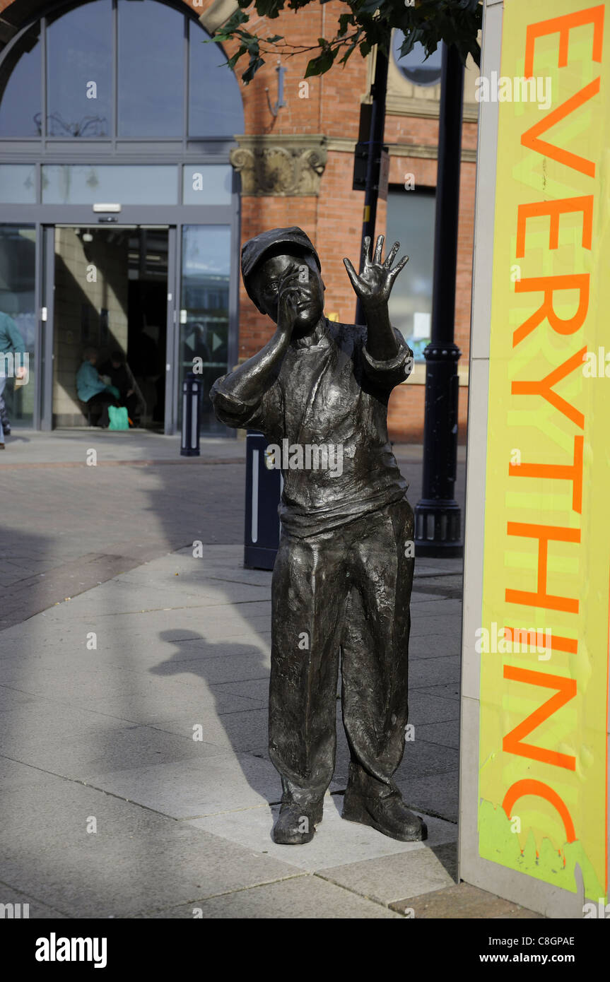 Straße Skulptur des jungen blätterte Nase auf Ashton-under-Lyne Markt neben vertikalen 'alles' Zeichen Stockfoto