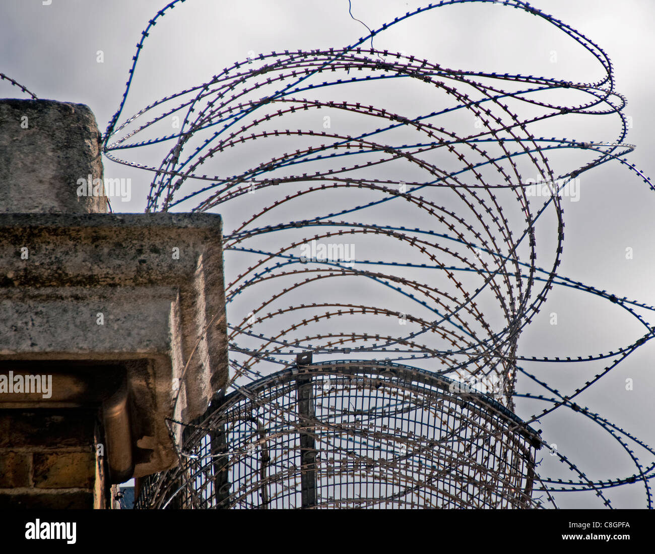 Stacheldraht an Wänden von Brixton Gefängnis South London Brixton Gefängnis in Süd-London Stockfoto