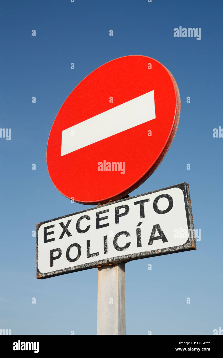 Kein Eintrag außer Polizei melden Sie in spanischer Sprache Stockfoto