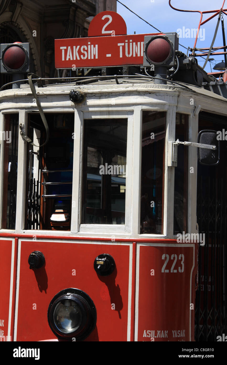 Istanbul, Türkei, Istiklal Caddesi, Straßenbahn, Straßenbahn, Nostalgie, alt, Reise, Reisen, Tourismus, Stockfoto