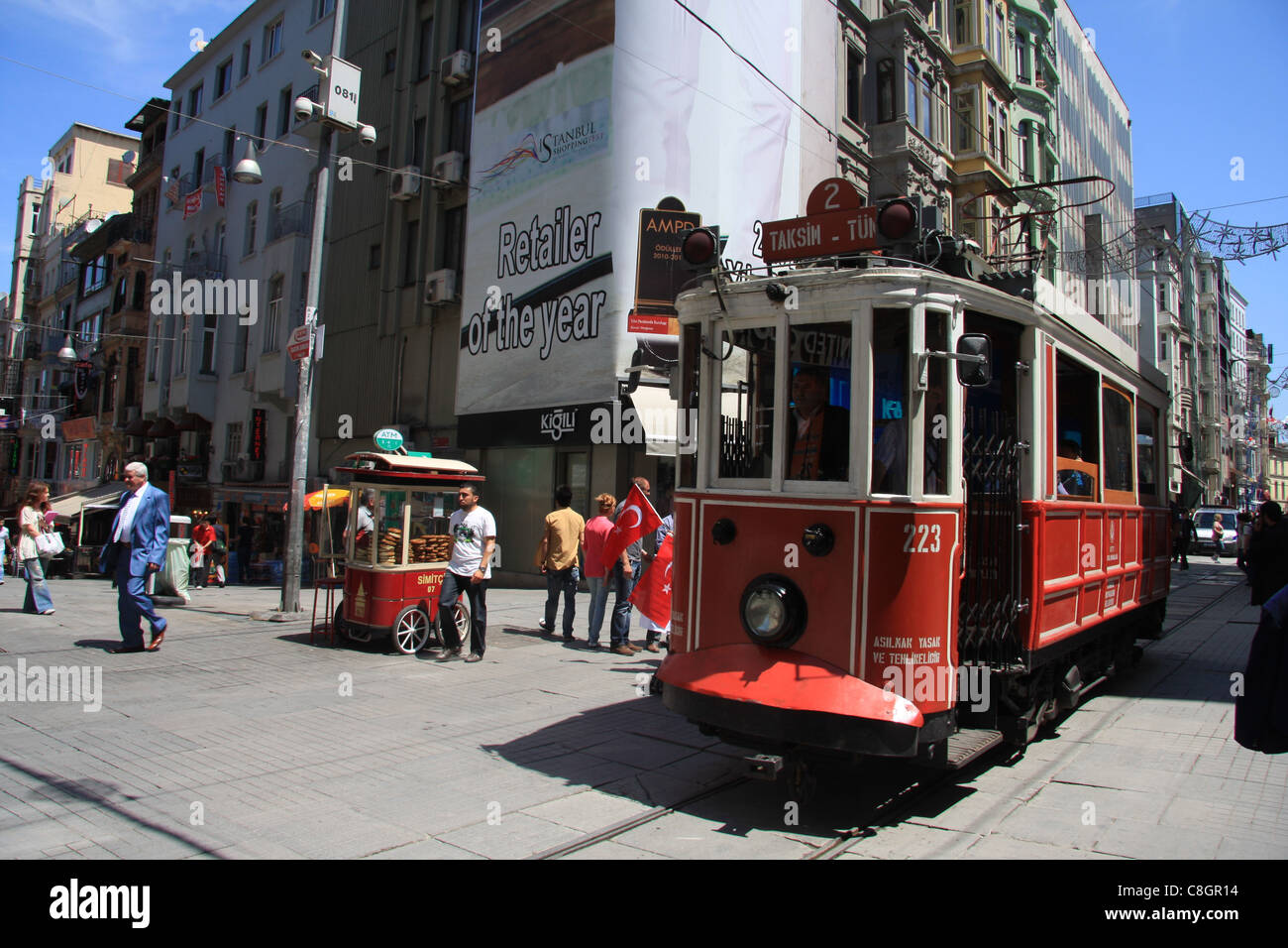 Istanbul, Türkei, Istiklal Caddesi, Straßenbahn, Straßenbahn, Nostalgie, alt, Reise, Reisen, Tourismus, Stockfoto