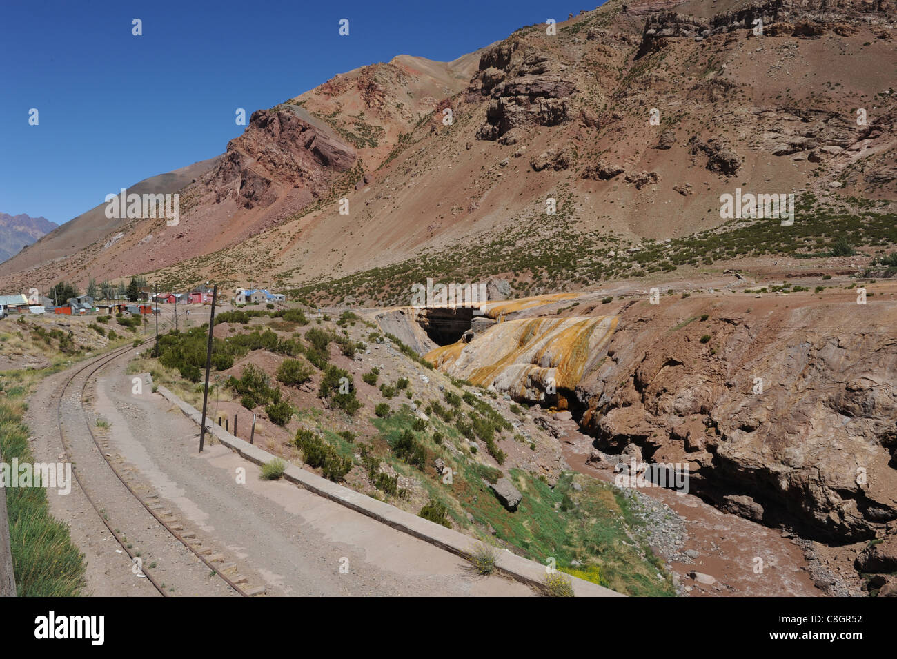 Argentinien, Südamerika, Anden, Schienen, Bach, Ponte del Inca, Mendoza Stockfoto