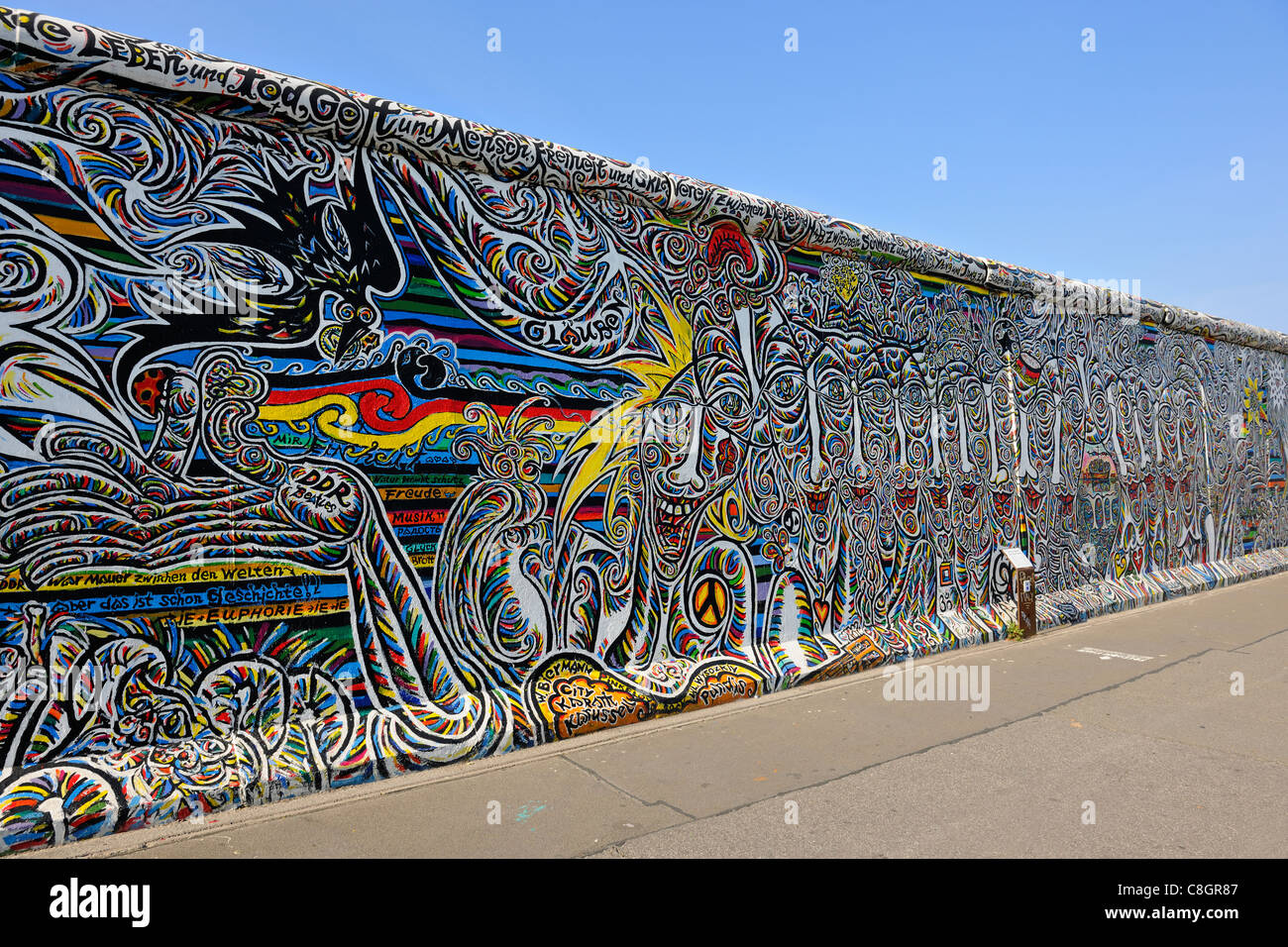 Komplizierte Graffiti auf der Berliner Mauer an der East Side Gallery in Berlin, Deutschland, Europa Stockfoto