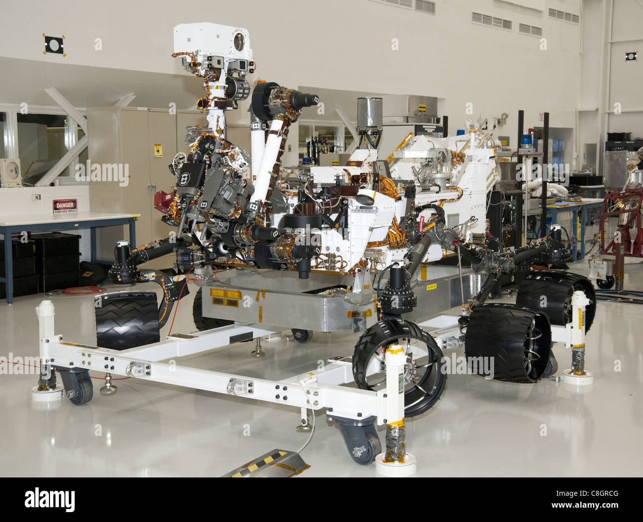 NASA Mars Rover Curiosity bei JPL, Blick vom vorderen linken Ecke Stockfoto