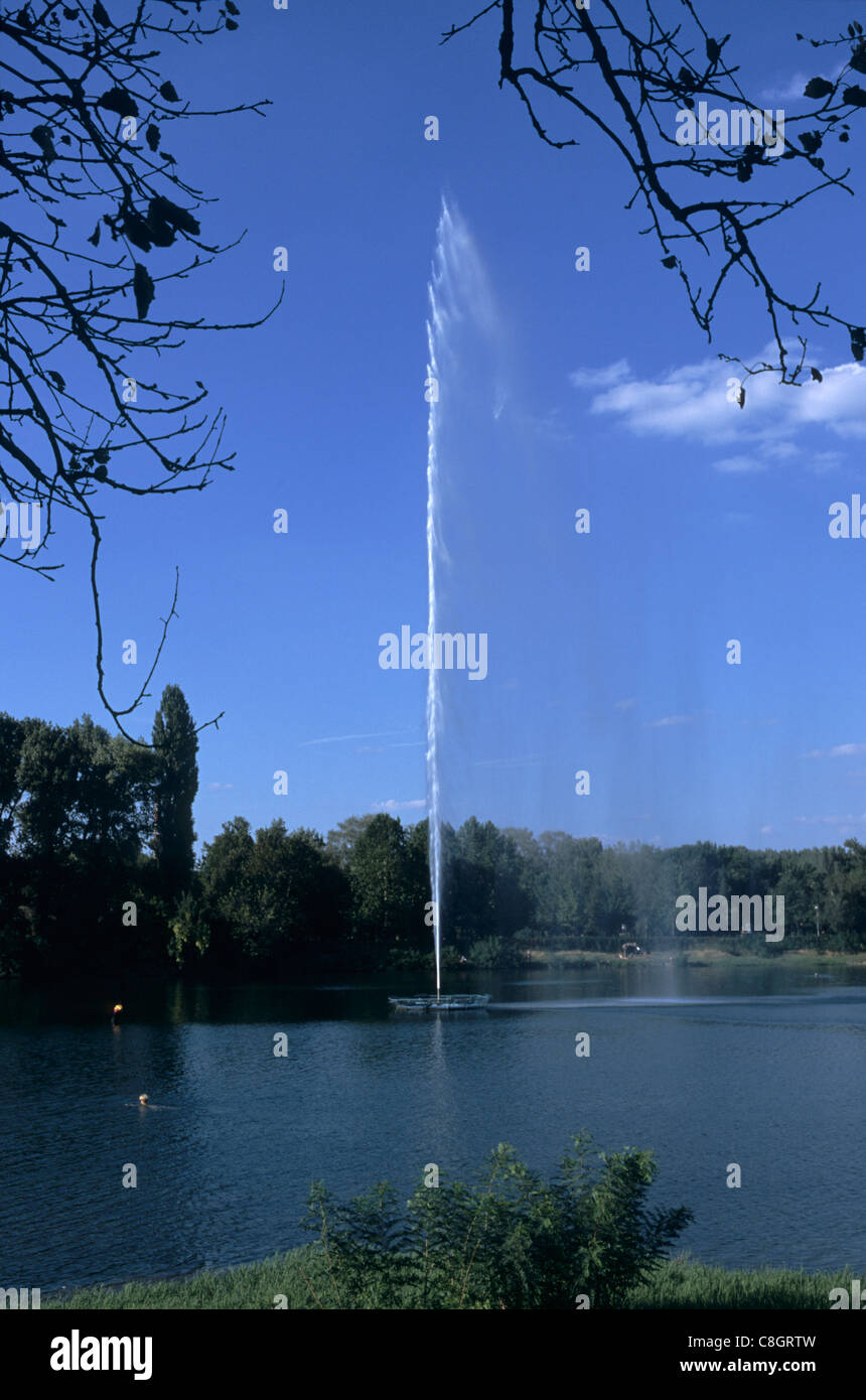 Belgrad, Serbien. Brunnen im Sava-Park; einzigen Wasserstrahl. Stockfoto