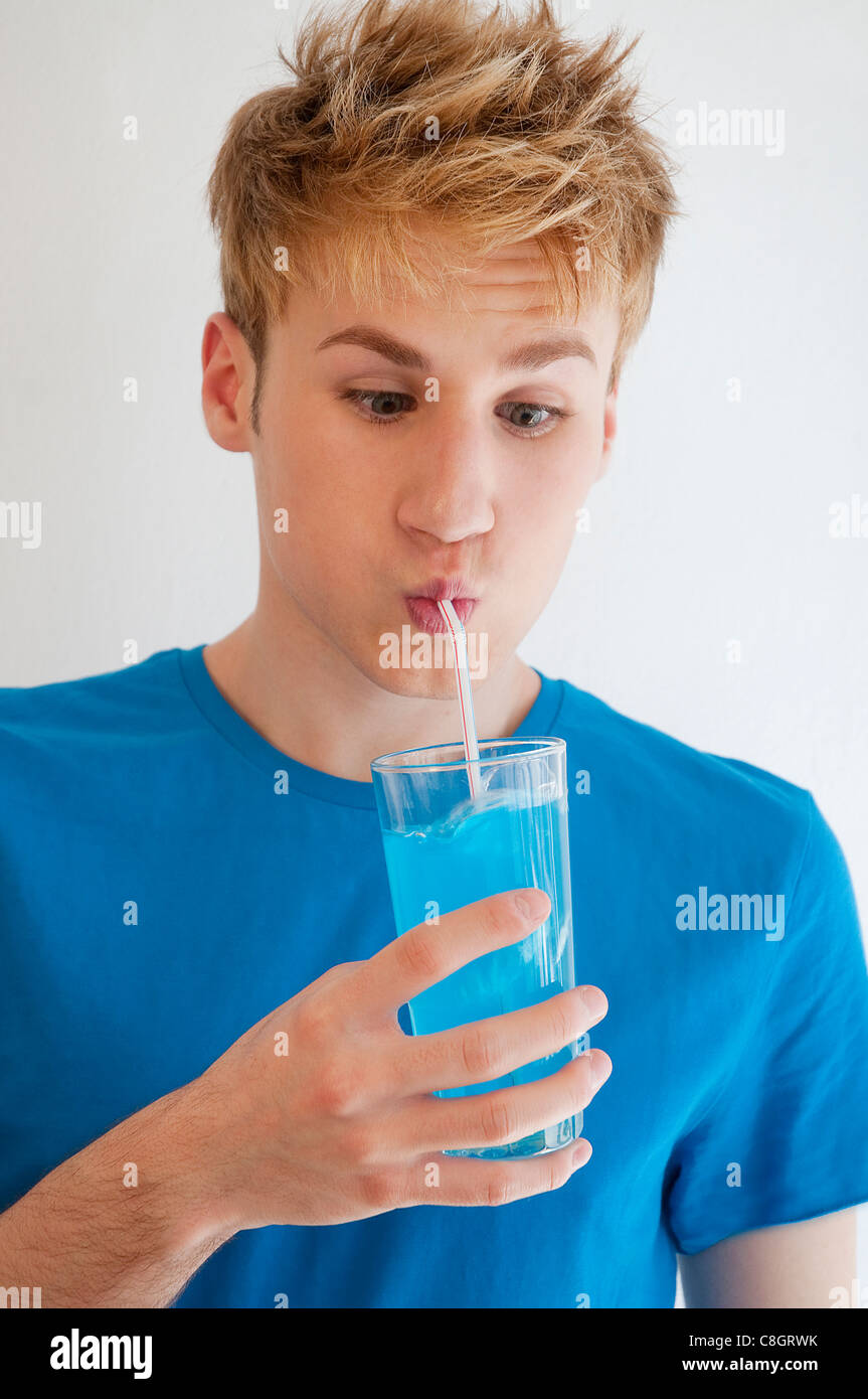 Junger Mann blaue Limonade zu trinken. Stockfoto