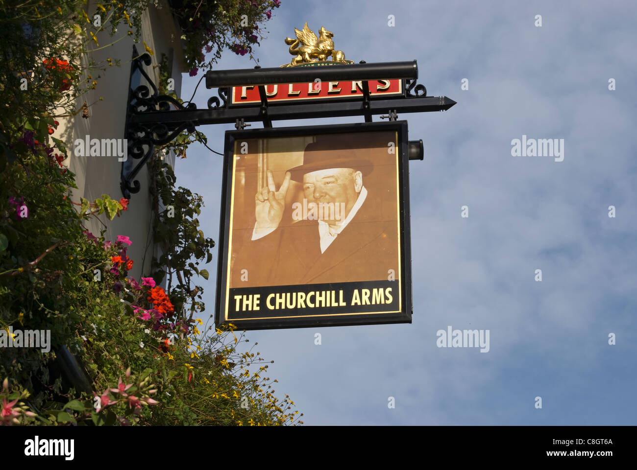 britischer Pub melden für Churchill Arme, Kensington-Kirche-Straße, London, England, Darstellung Churchills V für Victory-Zeichen Stockfoto