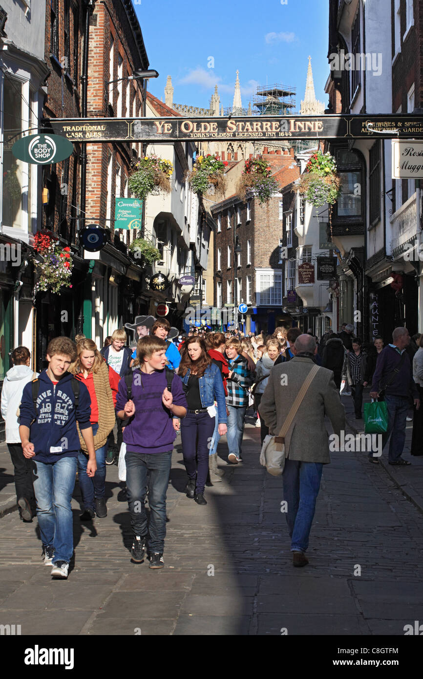 Menschen zu Fuß entlang Stonegate in York, North Yorkshire, England Stockfoto