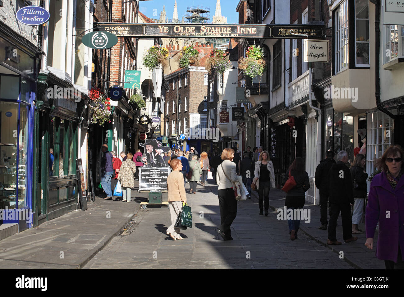 Menschen zu Fuß entlang Stonegate in York, North Yorkshire, England Stockfoto
