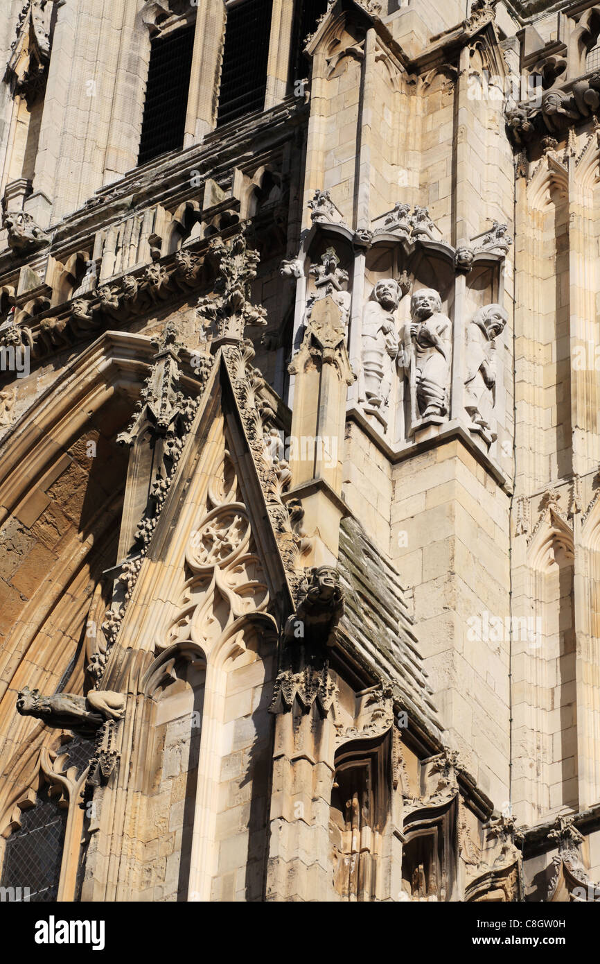 Detailansicht des Schnitzens rund um die Tür des York Minster, York, North Yorkshire, England Stockfoto
