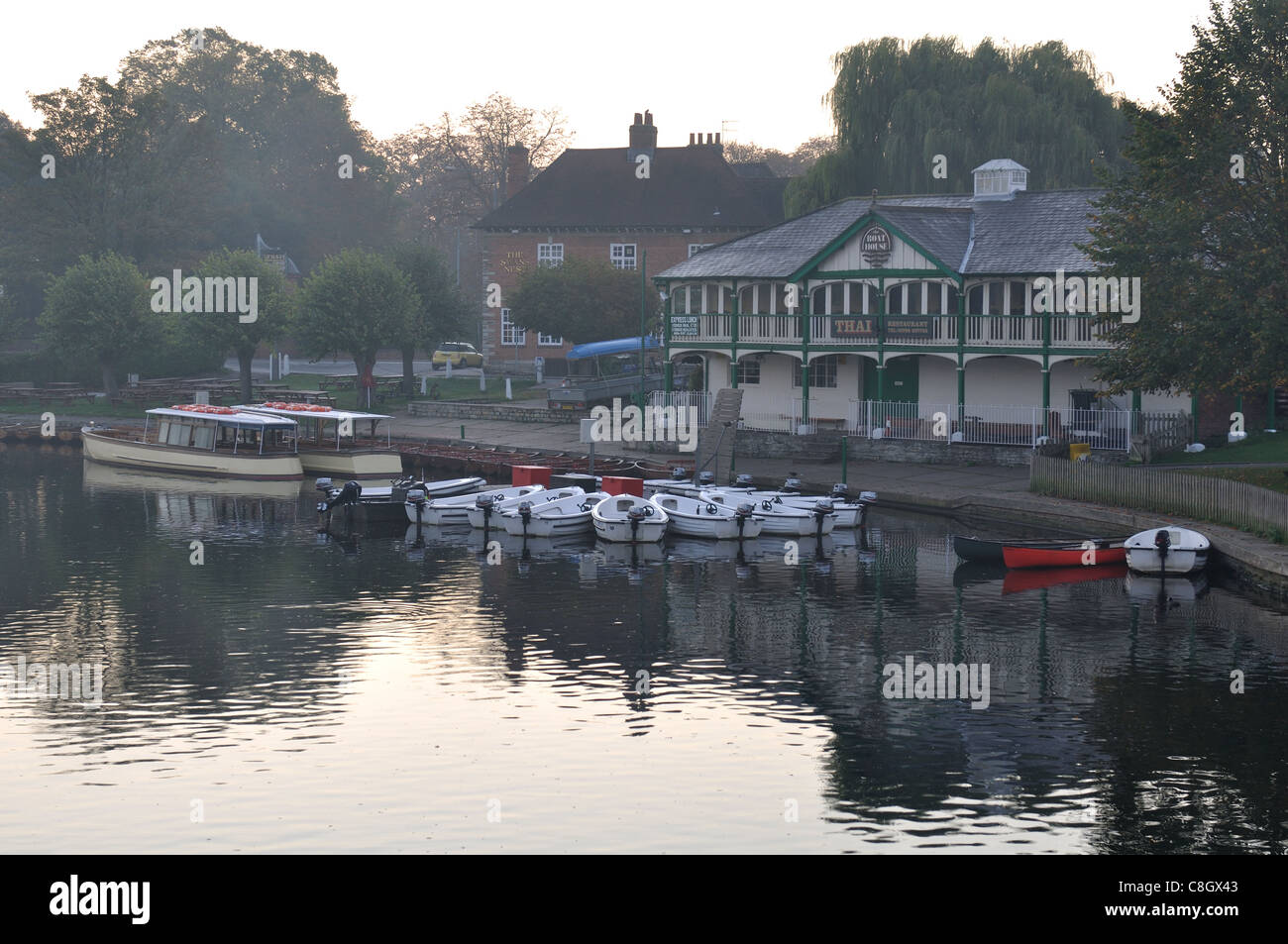 Fluss Avon und Bootshaus in der Morgendämmerung, London, UK Stockfoto