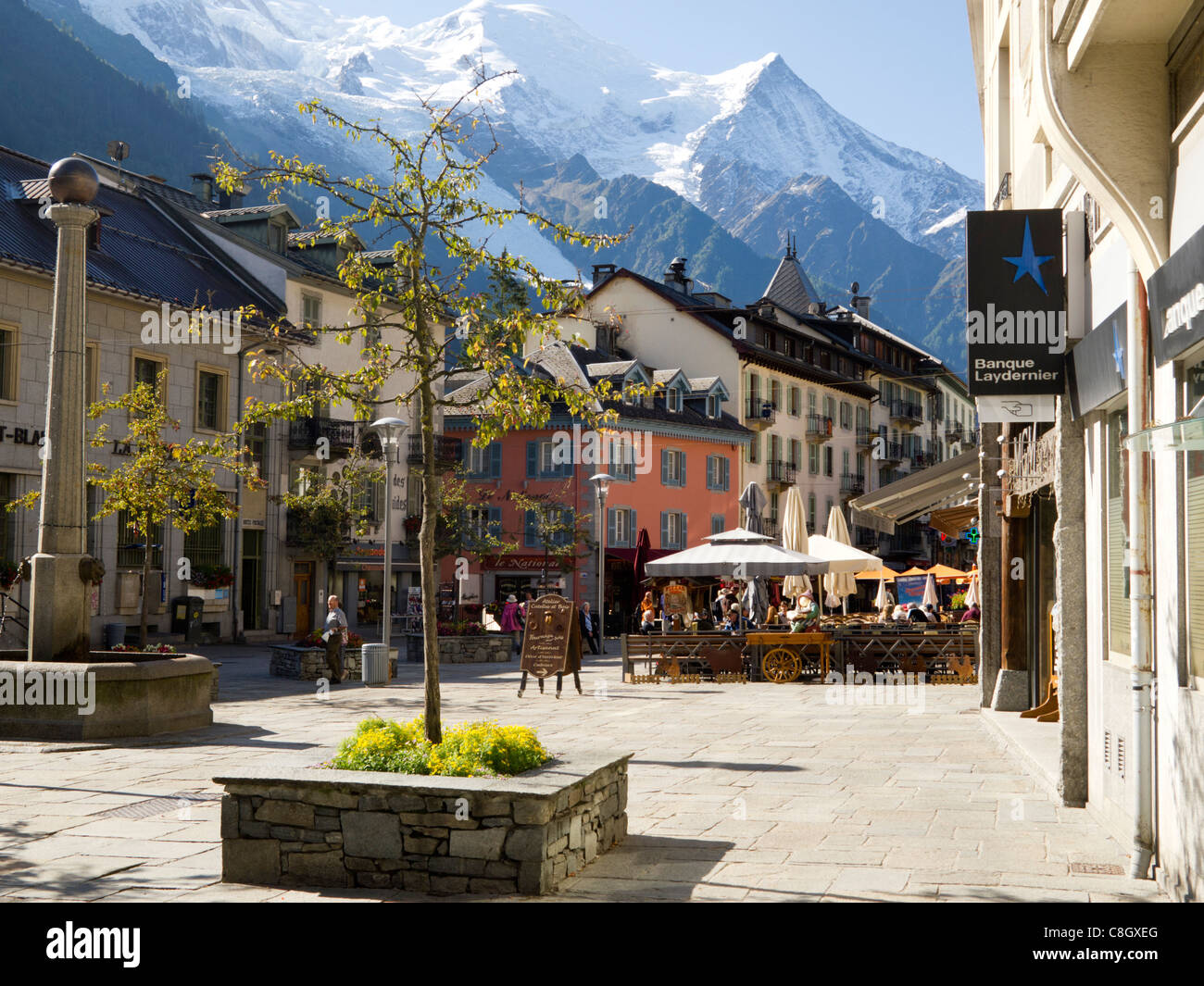 Chamonix, Frankreich, Zentrum der Stadt mit dem Mont Blanc im Hintergrund Stockfoto