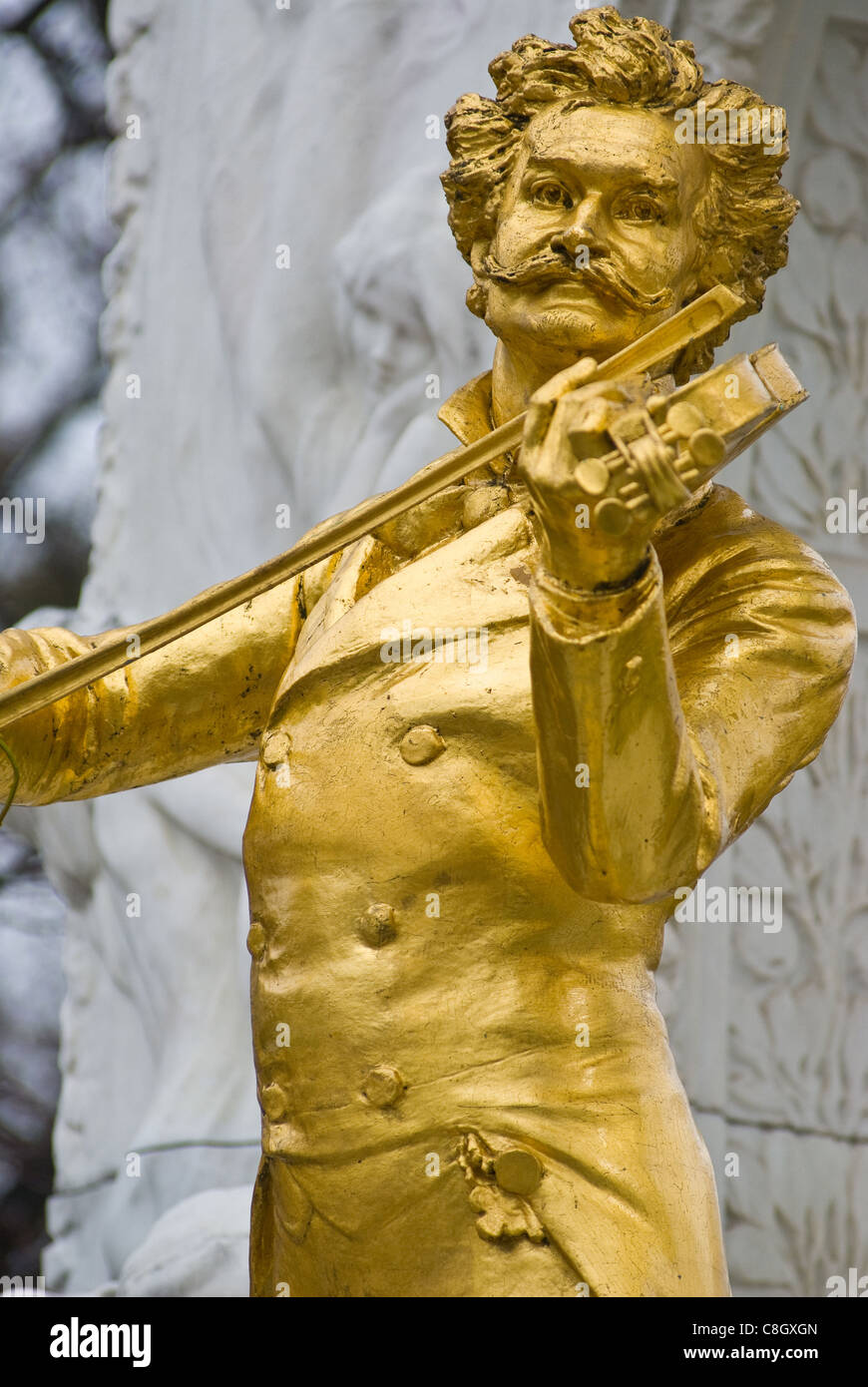das berühmte goldene Denkmal von Johann Strauss im Wiener Stadtpark im ersten Wiener Gemeindebezirk befindet sich Stockfoto
