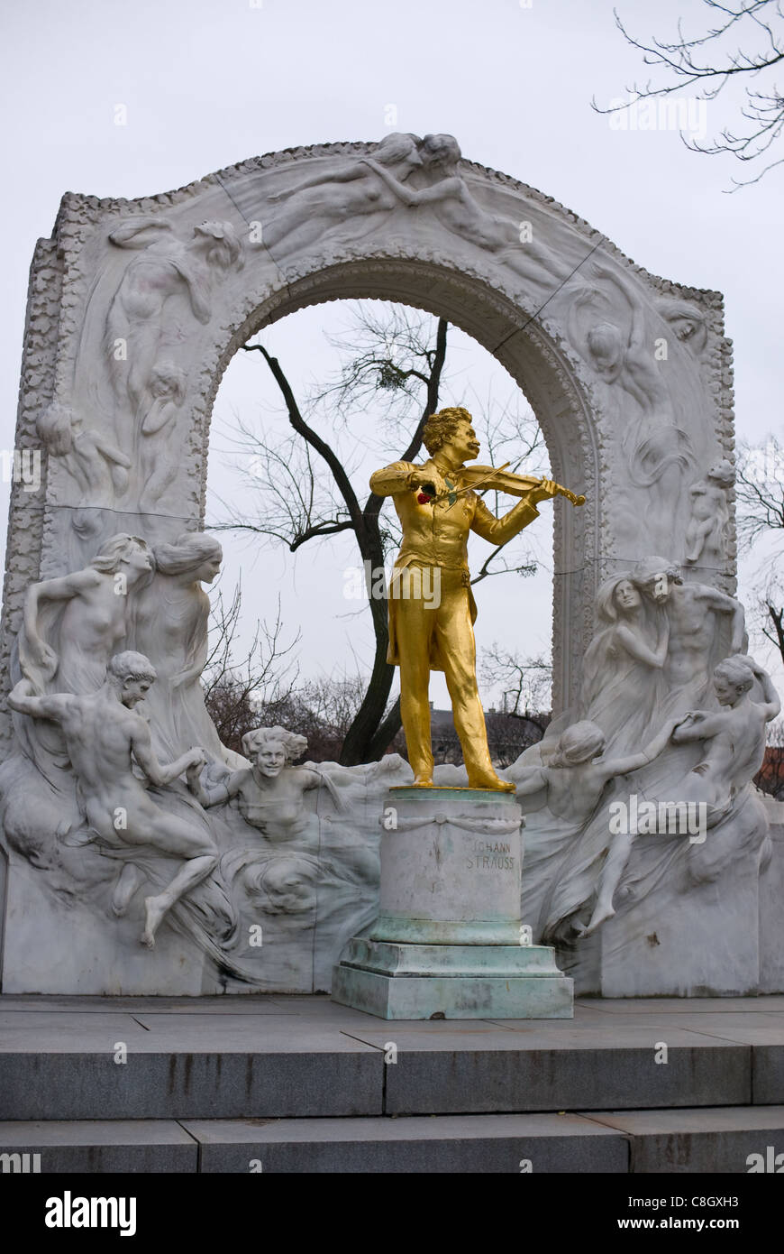 das berühmte goldene Denkmal von Johann Strauss im Wiener Stadtpark im ersten Wiener Gemeindebezirk befindet sich Stockfoto