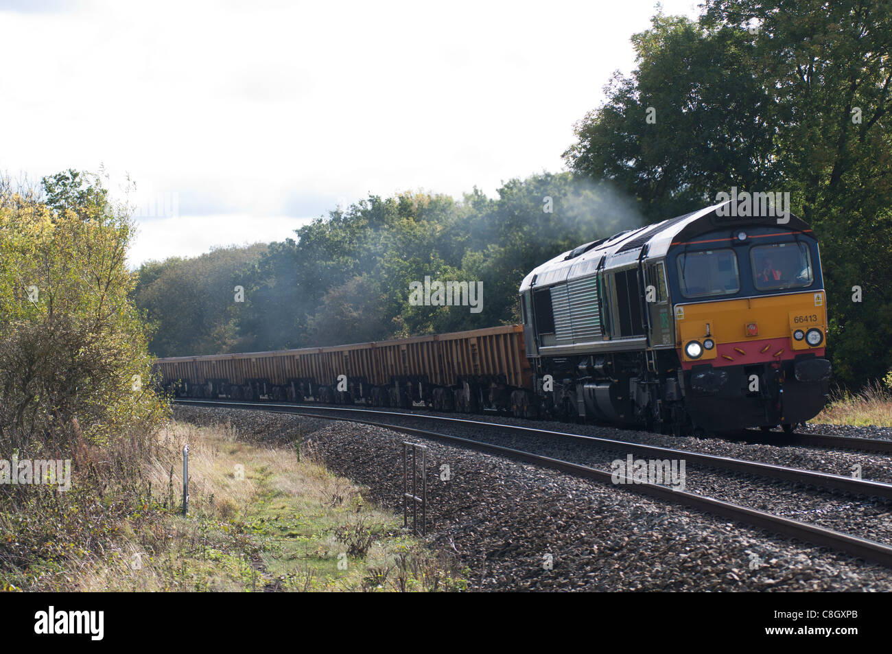 Güterzug, gezogen von Klasse 66 Diesellok, UK Stockfoto