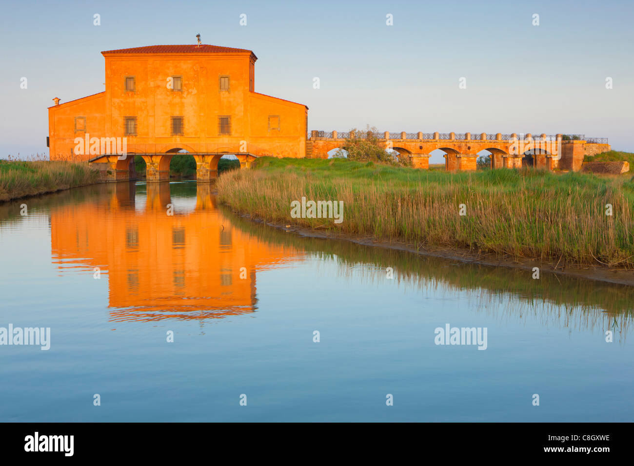 Casa Ximenes, Italien, Europa, Toskana, Küste, Maremma, Kanal, Kanal, Haus, Haus, Brücke, Abendlicht, Reflexion Stockfoto