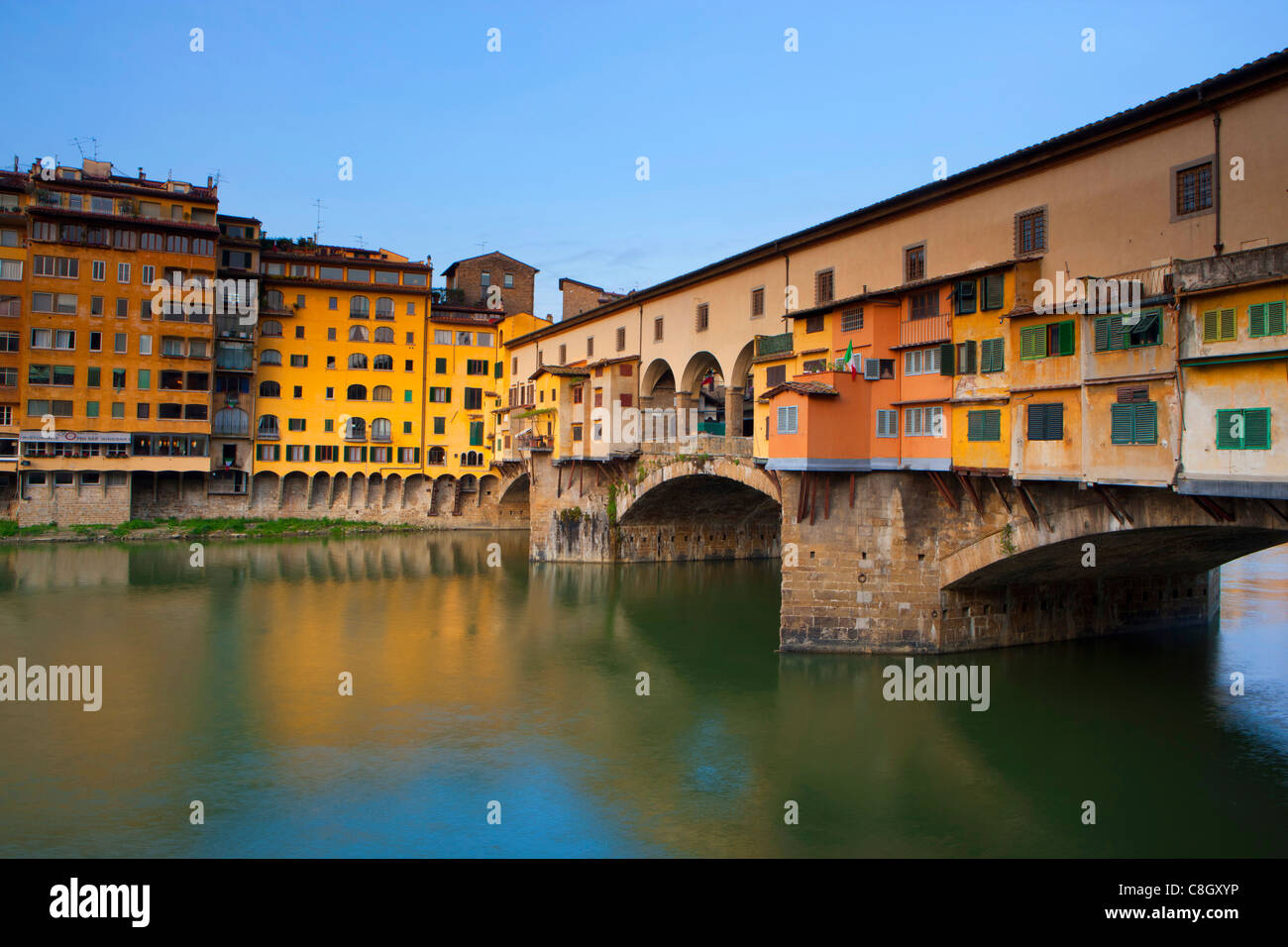 Florenz Ponte Vecchio Italien Europa Toskana Stadt Stadt Hauser Wohnungen Fluss Fliessen Arno Brucke Fenster Stockfotografie Alamy