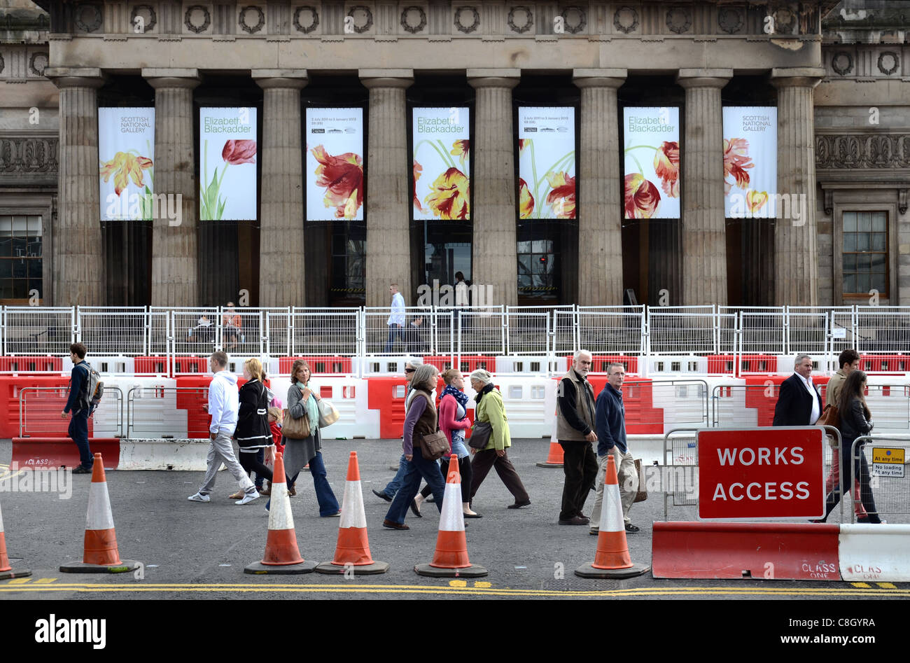 Der Royal Scottish Academy Werbung Elizabeth Blackadder Ausstellung während Princes Street selbst für Straßenbahn Arbeit geschlossen ist Stockfoto