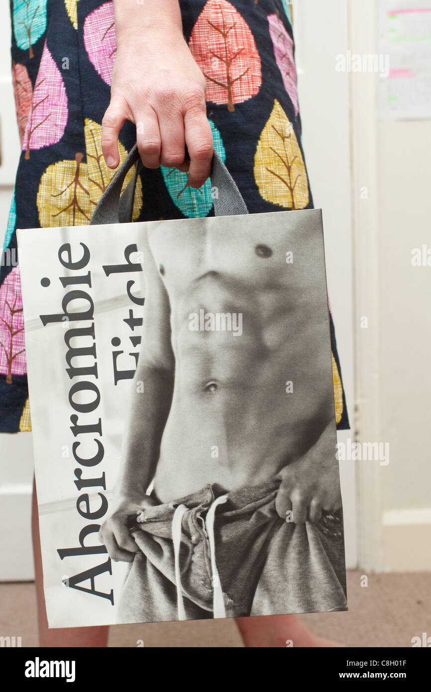 Frau trägt Abercrombie and Fitch Einkaufstasche, UK Stockfotografie - Alamy