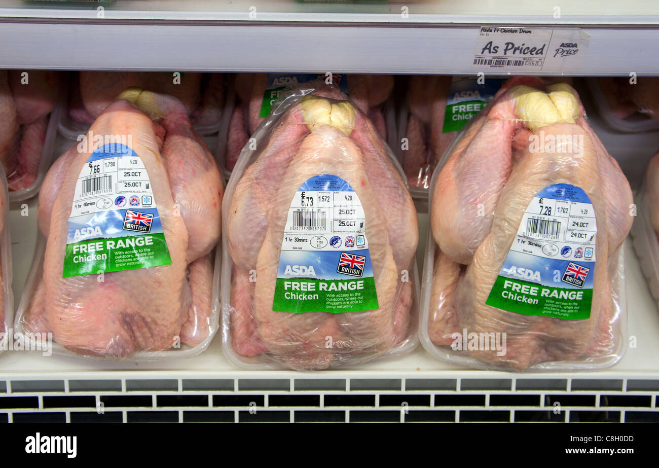 freilaufenden Hühnern auf den Verkauf in einem Asda Speicher, uk Stockfoto