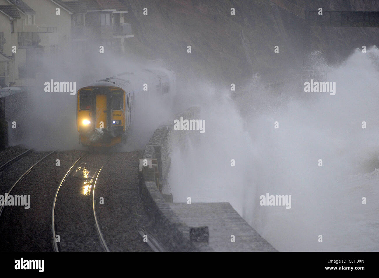 Ein Zug wird durch Wellen in Dawlish in Devon zerschlagen, wie Stürme im Süden westlich von England getroffen. Stockfoto