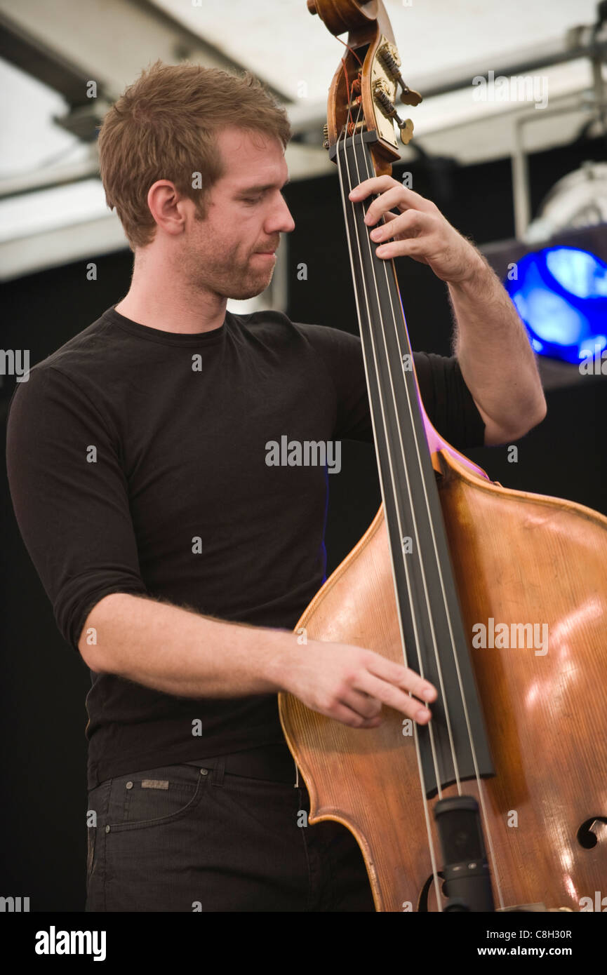 Robert Mitchell 310 Jazzband erklingt in Brecon Jazz Festival Tom Mason Kontrabass 2011 Stockfoto