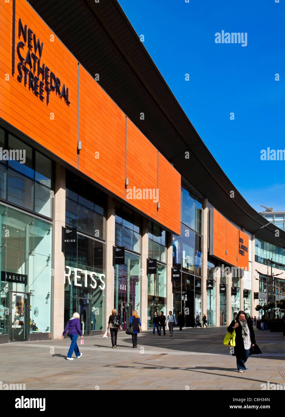 Shopper im neuen Cathedral Street Shopping Center in Manchester City centre England UK Stockfoto