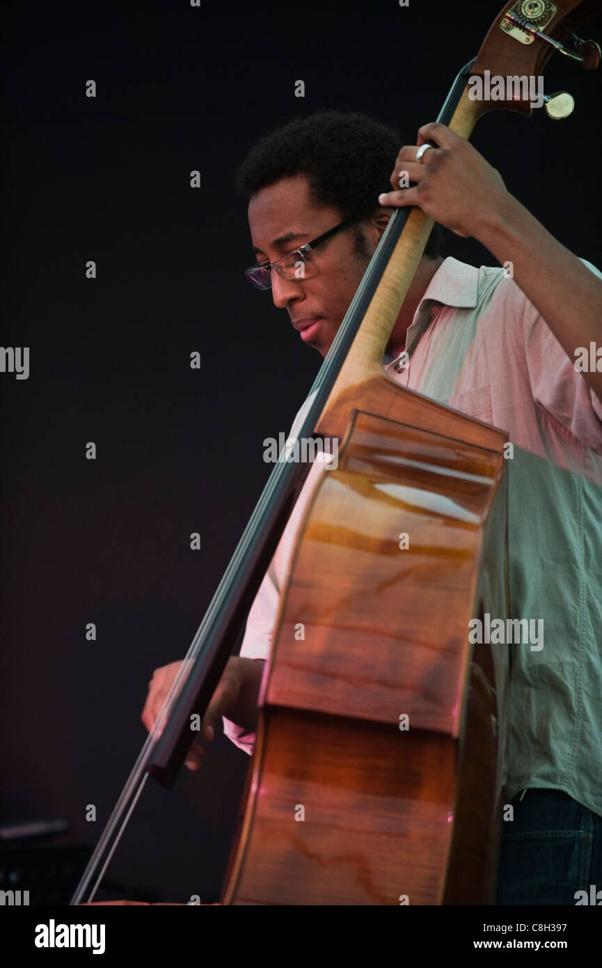 Bassist mit The Outlaw Collective Jazzband europäische Erstaufführung am Brecon Jazz Festival 2011 Stockfoto