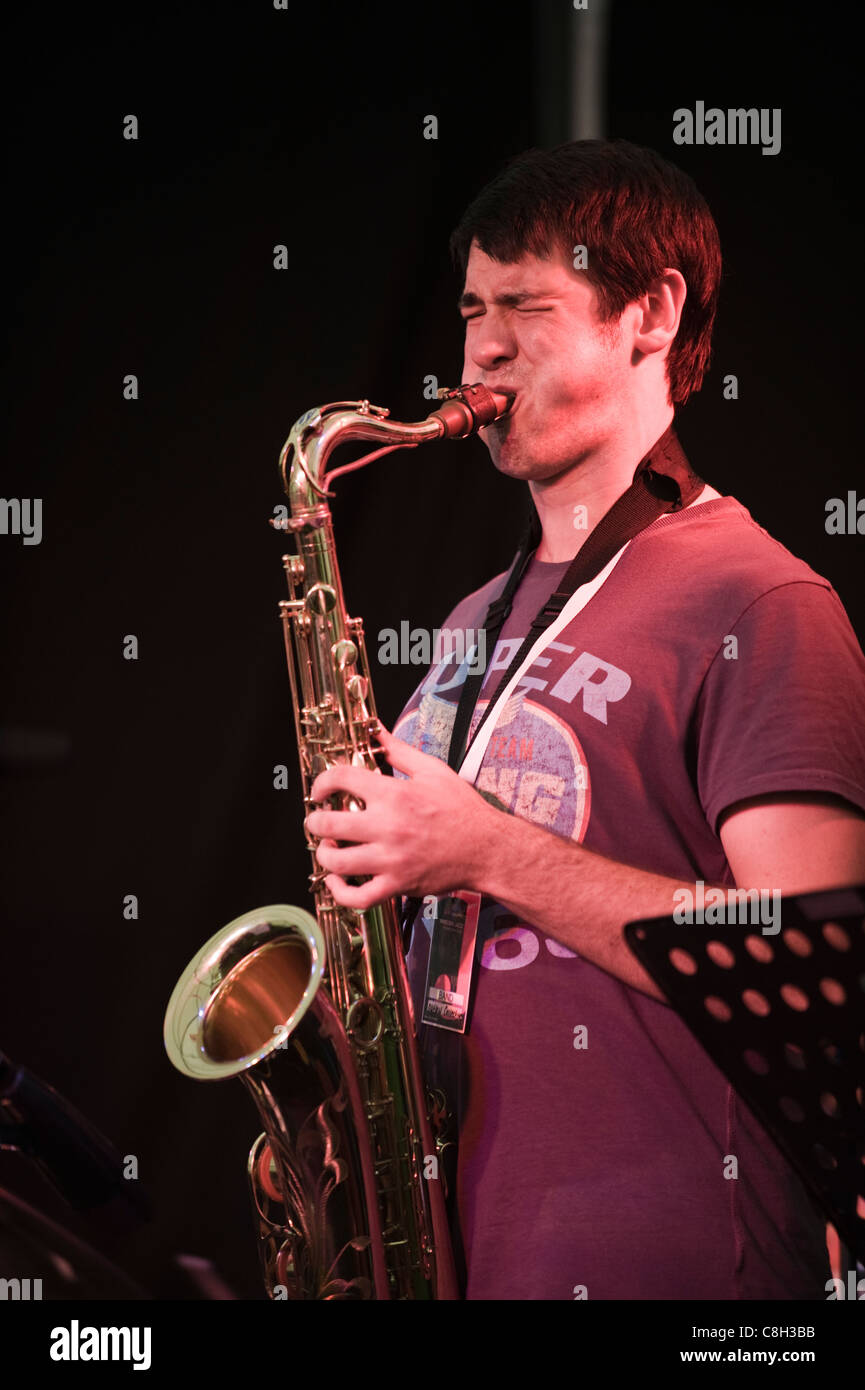 Saxofonist mit The Outlaw Collective Jazzband europäische Erstaufführung am Brecon Jazz Festival 2011 Stockfoto