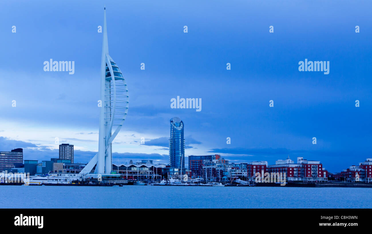 Spinnaker Tower in Portsmouth Hampshire England Großbritannien, die 2005 eröffnet und ist 170 Meter hoch dominiert die Skyline der Stadt Stockfoto