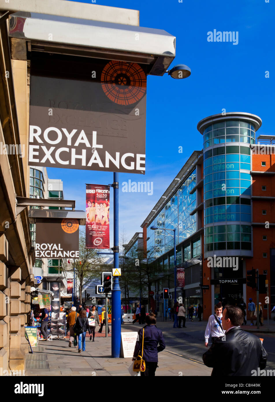 Blick von der Royal Exchange Theatre in Richtung der Royal Exchange Shopping Centre in Manchester England UK Stockfoto
