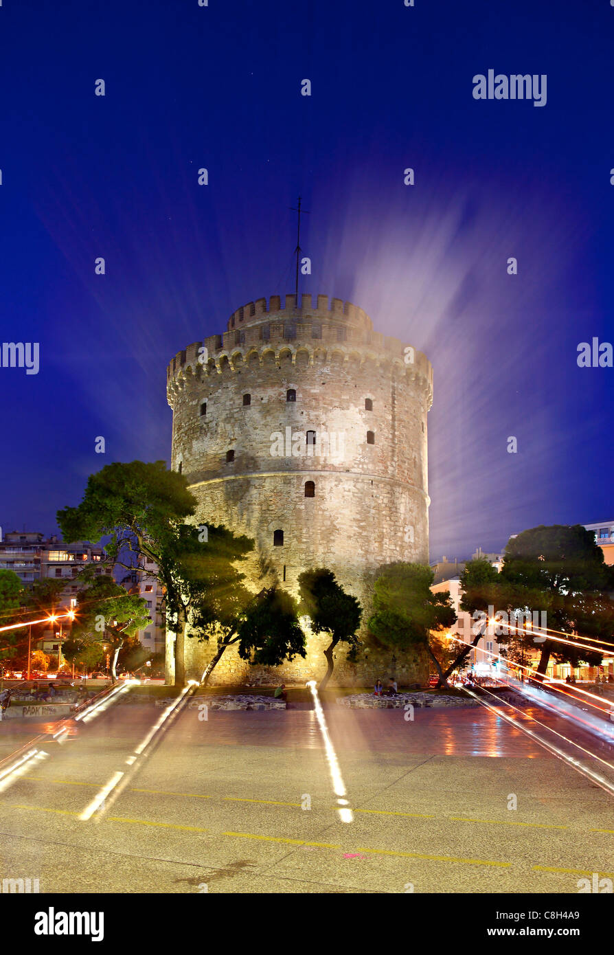 Der weiße Turm, Wahrzeichen der Stadt Thessaloniki, in der Nacht ("zoom in" Effekt). Mazedonien-Griechenland Stockfoto