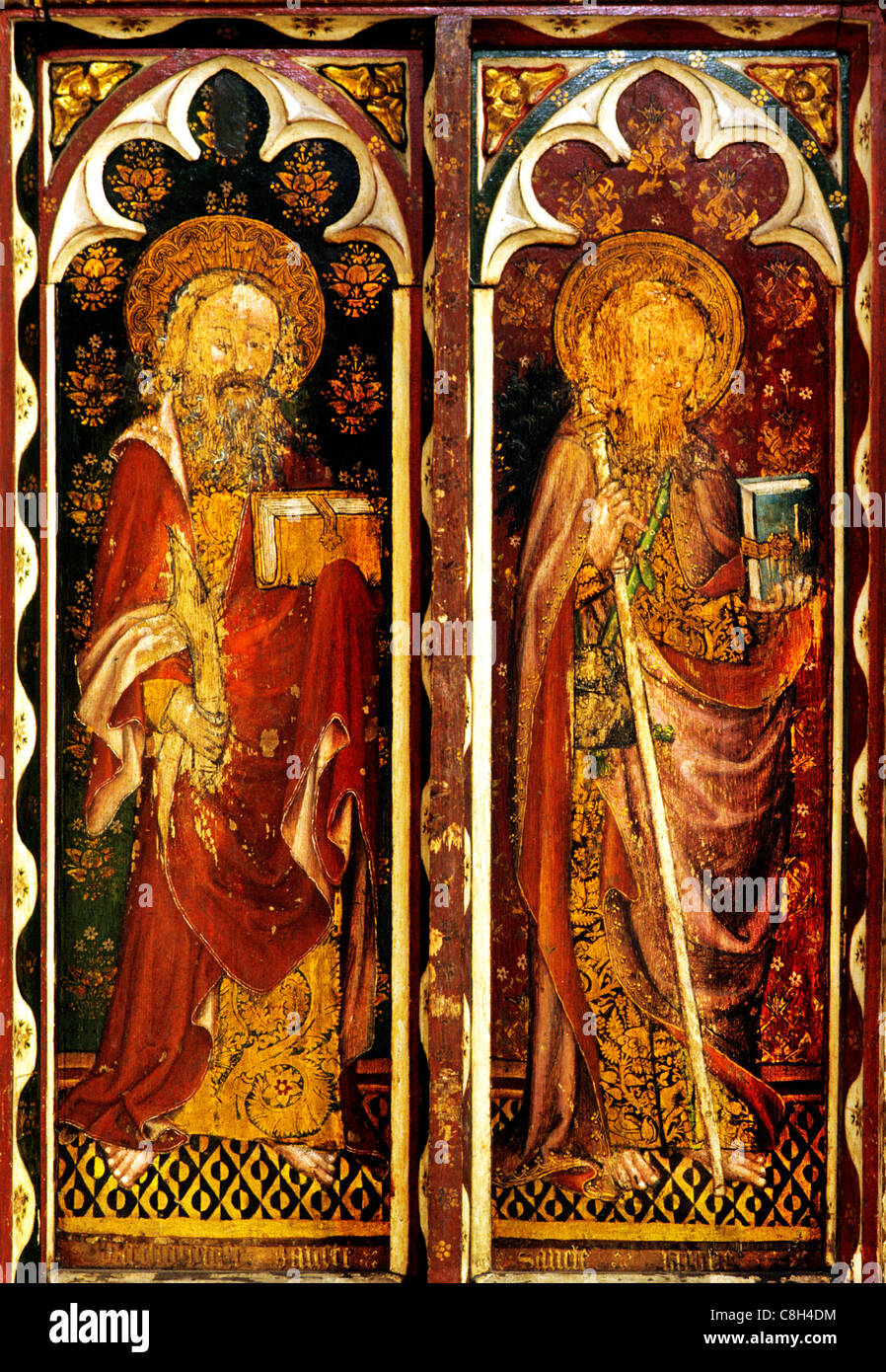 Ranworth, Norfolk, Lettner, St. Bartholomäus mit Messer, St. Jakobus der ältere mit Pilgrim es Personal männlichen Heiligen Heiligen enthäuten Stockfoto