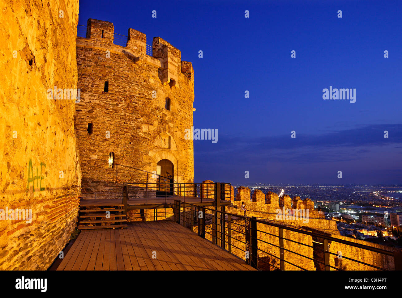 Pyrgos Trigoniou ("Trigoniou Turm") und Teil der Wände in Ano Poli (Oberstadt), Thessaloniki, Makedonien, Griechenland Stockfoto