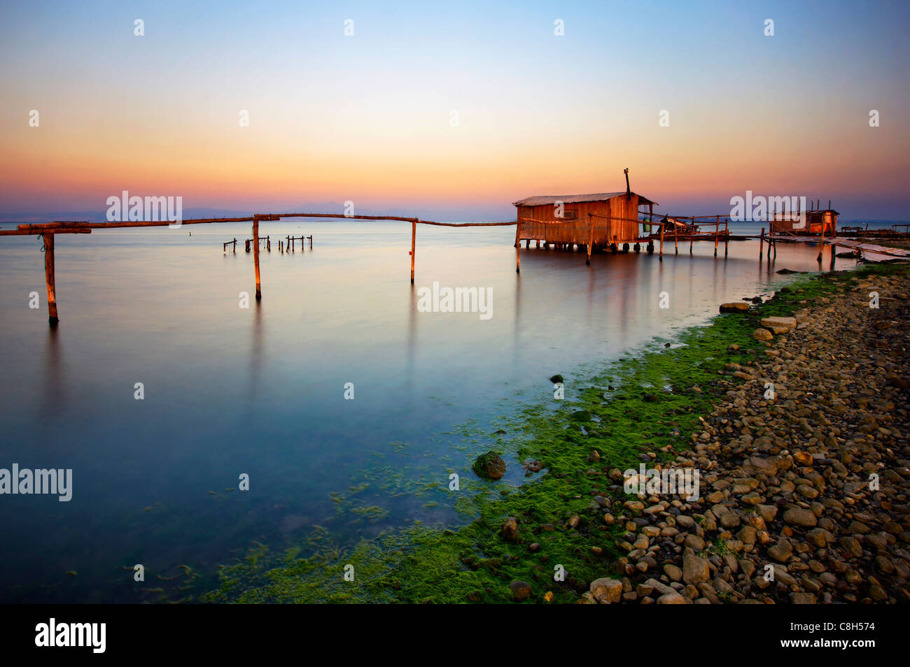 Stelzen-Hütte im Delta des Axios (auch bekannt als "Vardaris") Fluss, Thessaloniki, Makedonien, Griechenland Stockfoto