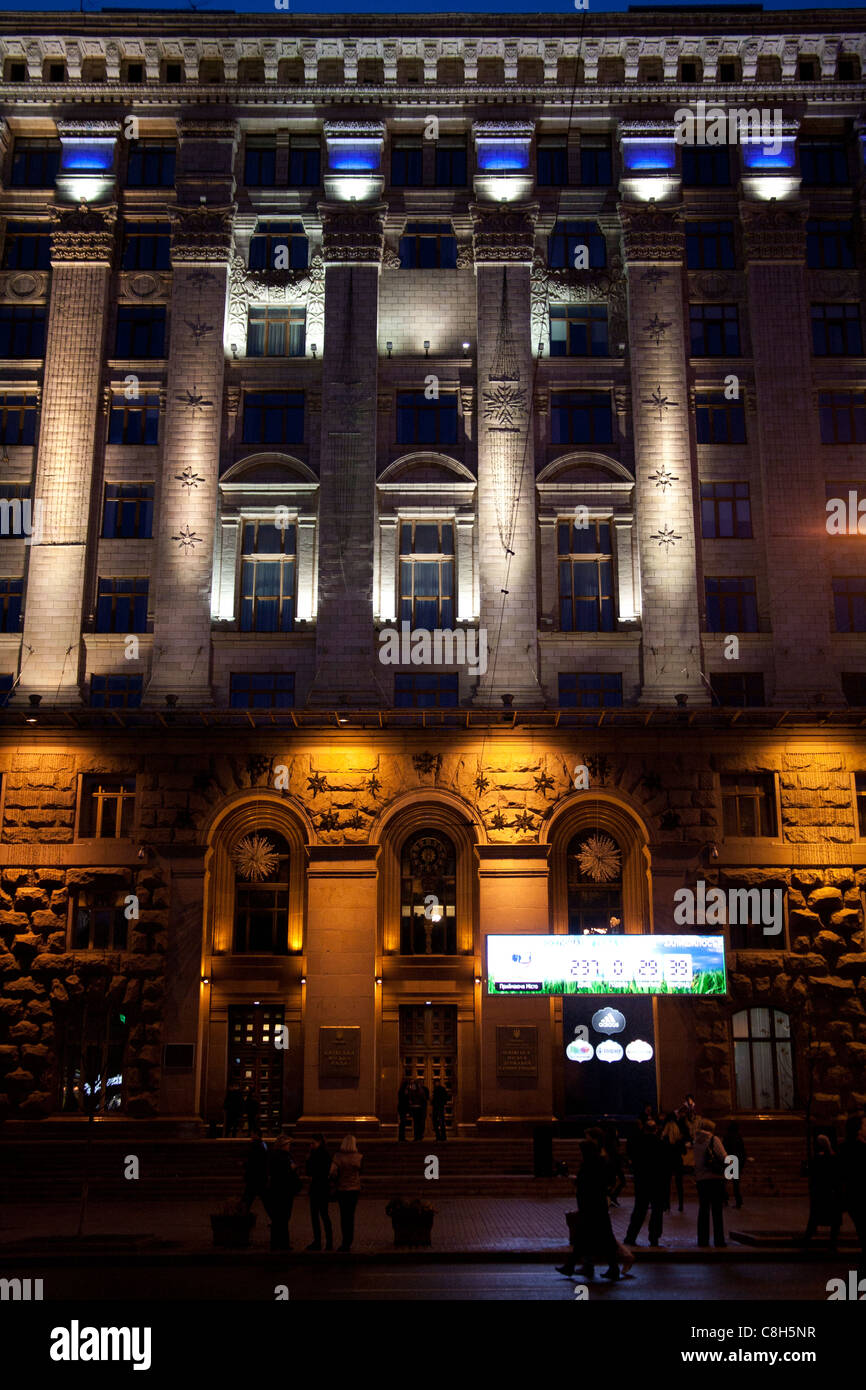 Kiewer Stadtrat Gebäude oder Kyivrada beleuchtet in der Nacht auf Kreschatik Straße Kiew Ukraine Stockfoto